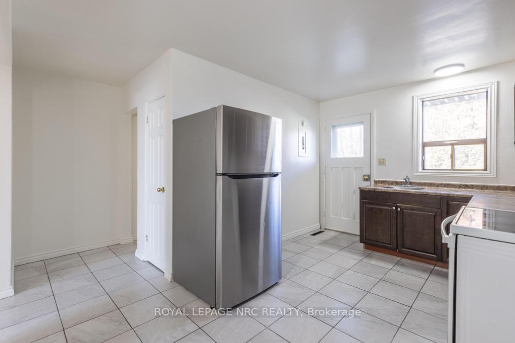 Photo 8 of Unit Unit 3, 389 Elizabeth Street, Grimsby, Grimsby Beach — HOMEH
