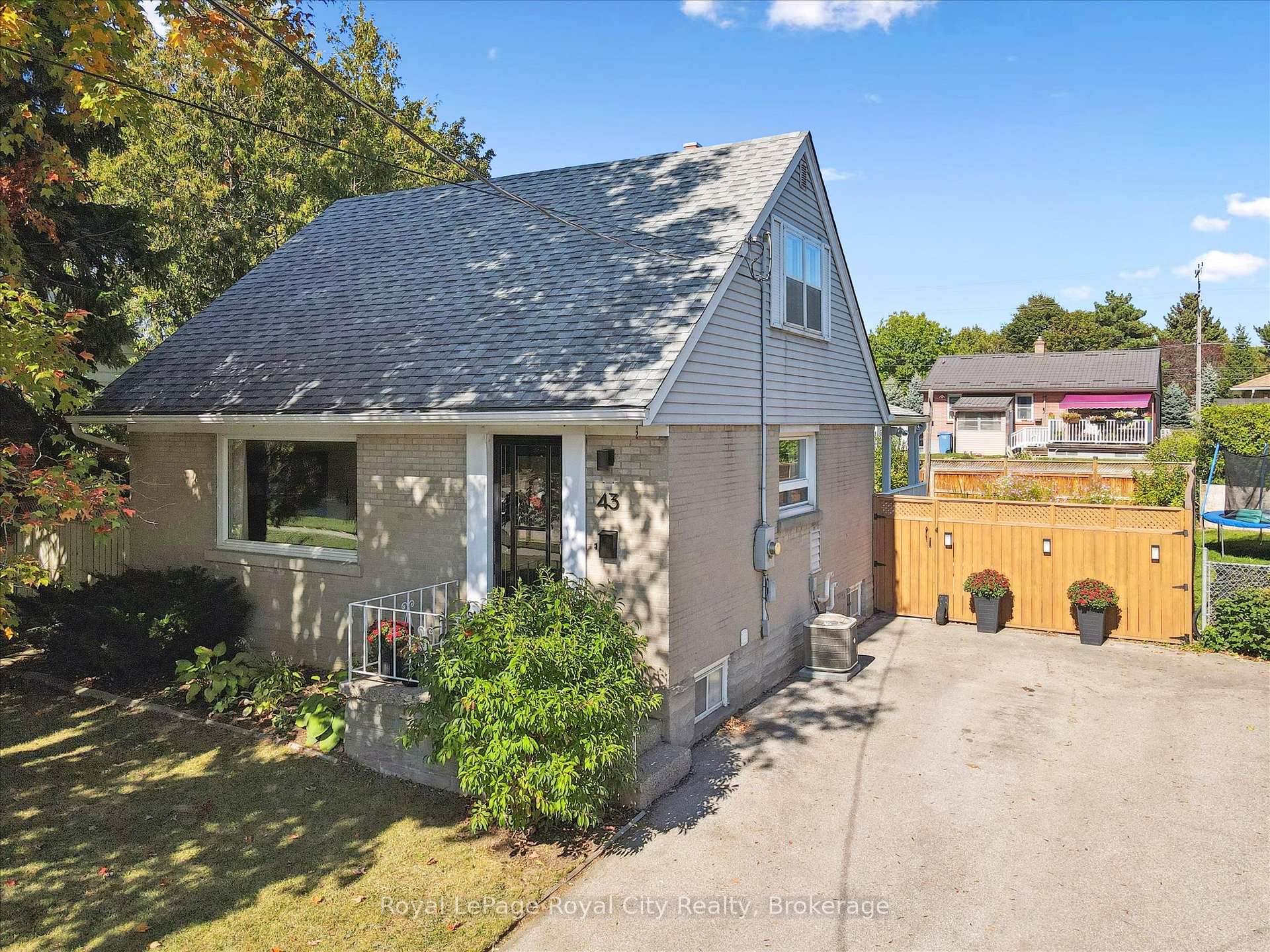Photo 3 of 43 Vancouver Drive, Guelph, St. George's — HOMEH