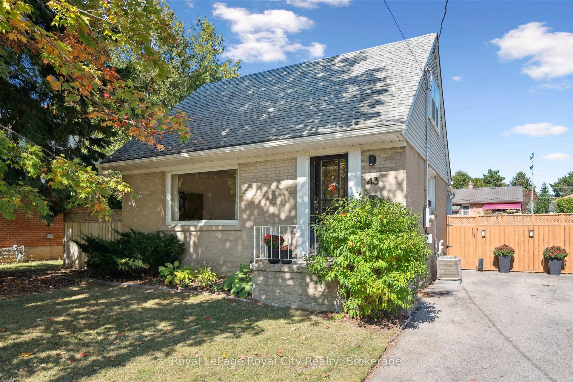 Photo 4 of 43 Vancouver Drive, Guelph, St. George's — HOMEH