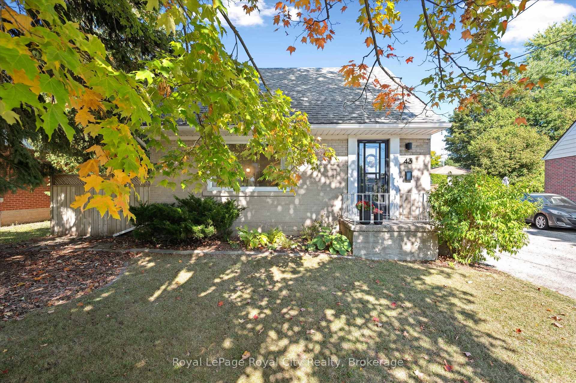 Photo 5 of 43 Vancouver Drive, Guelph, St. George's — HOMEH