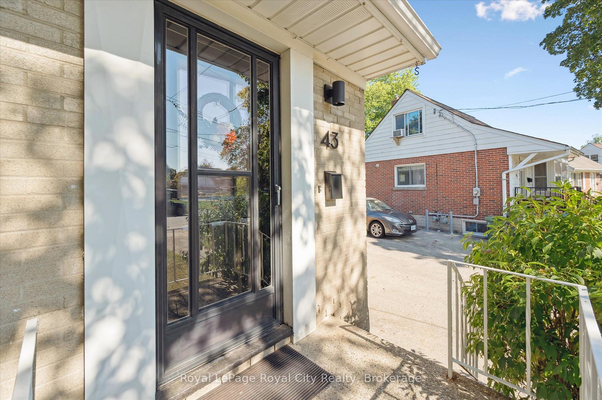 Photo 8 of 43 Vancouver Drive, Guelph, St. George's — HOMEH