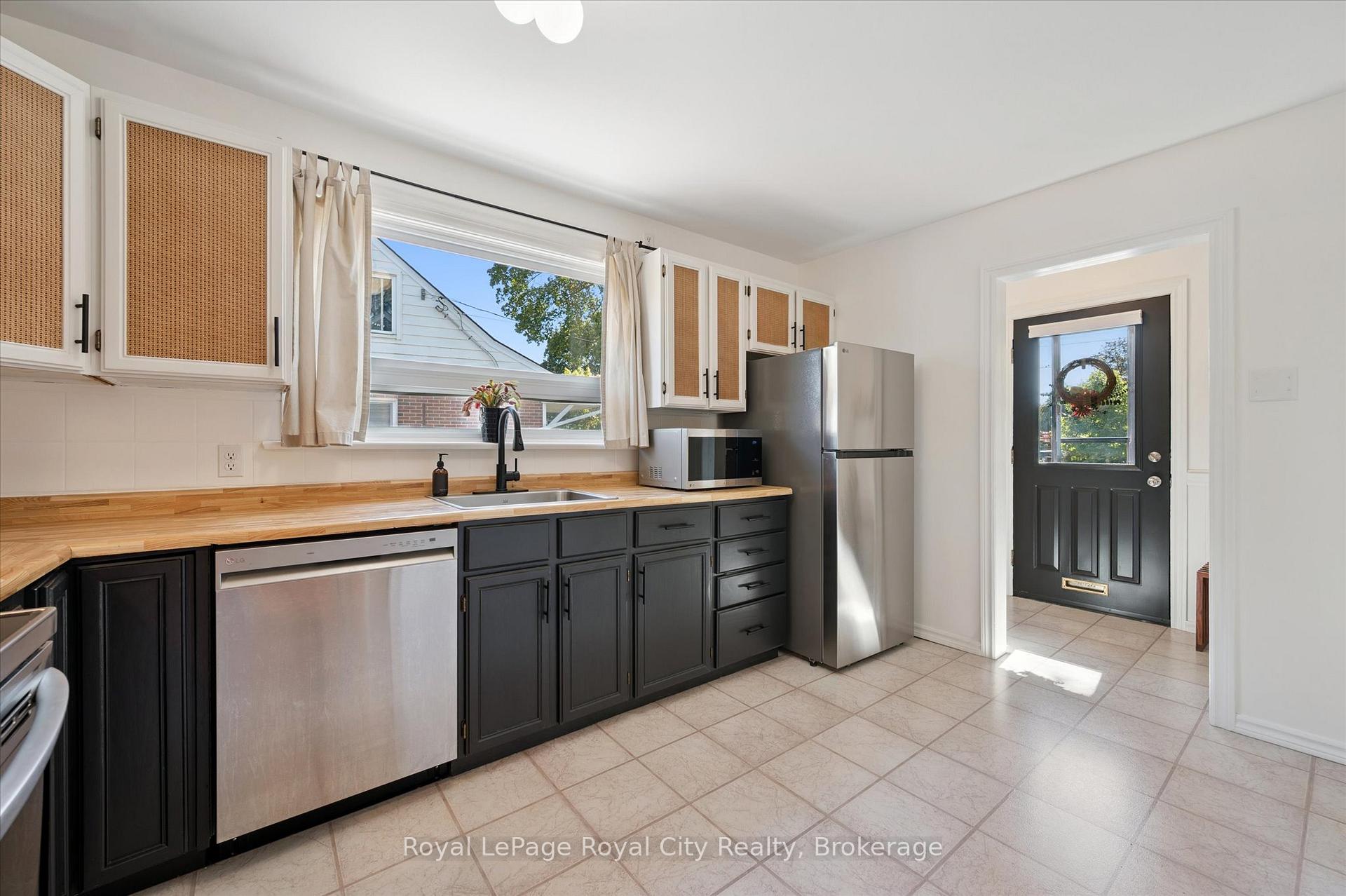 Photo 13 of 43 Vancouver Drive, Guelph, St. George's — HOMEH