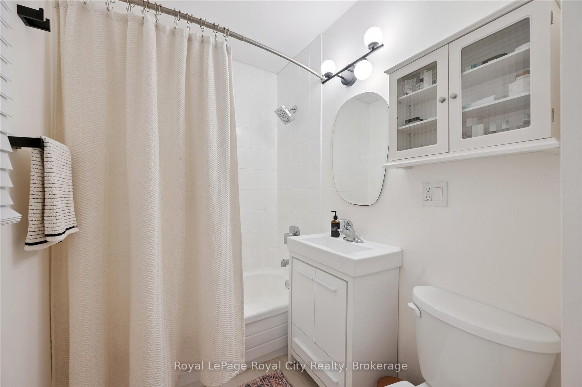 Photo 19 of 43 Vancouver Drive, Guelph, St. George's — HOMEH