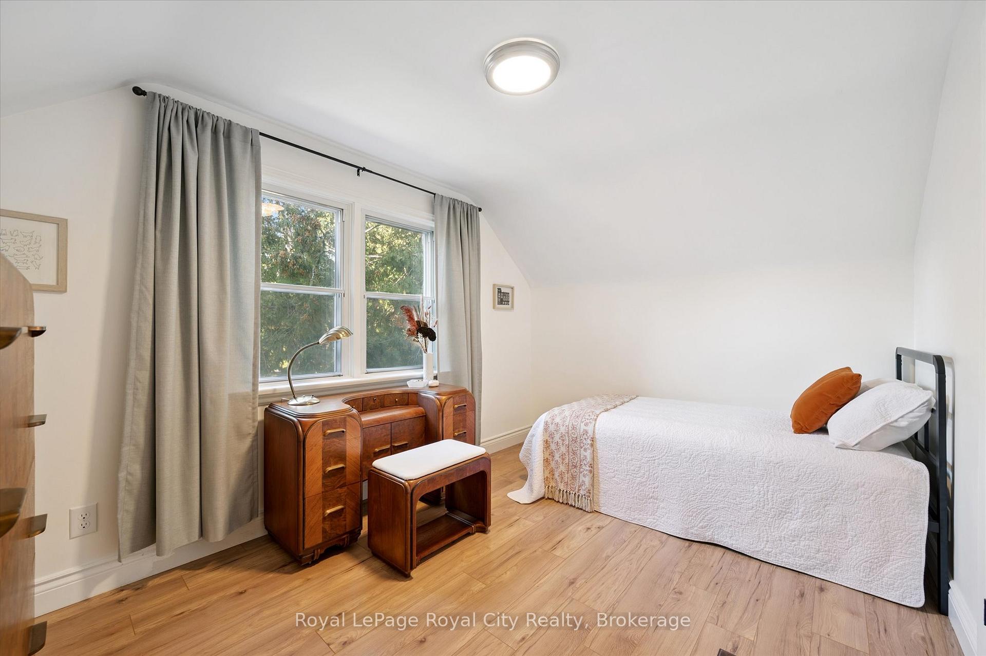 Photo 20 of 43 Vancouver Drive, Guelph, St. George's — HOMEH