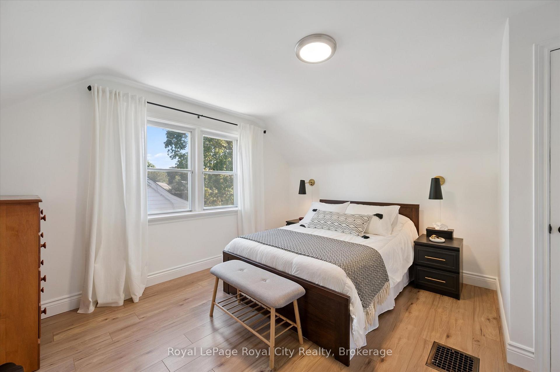 Photo 22 of 43 Vancouver Drive, Guelph, St. George's — HOMEH