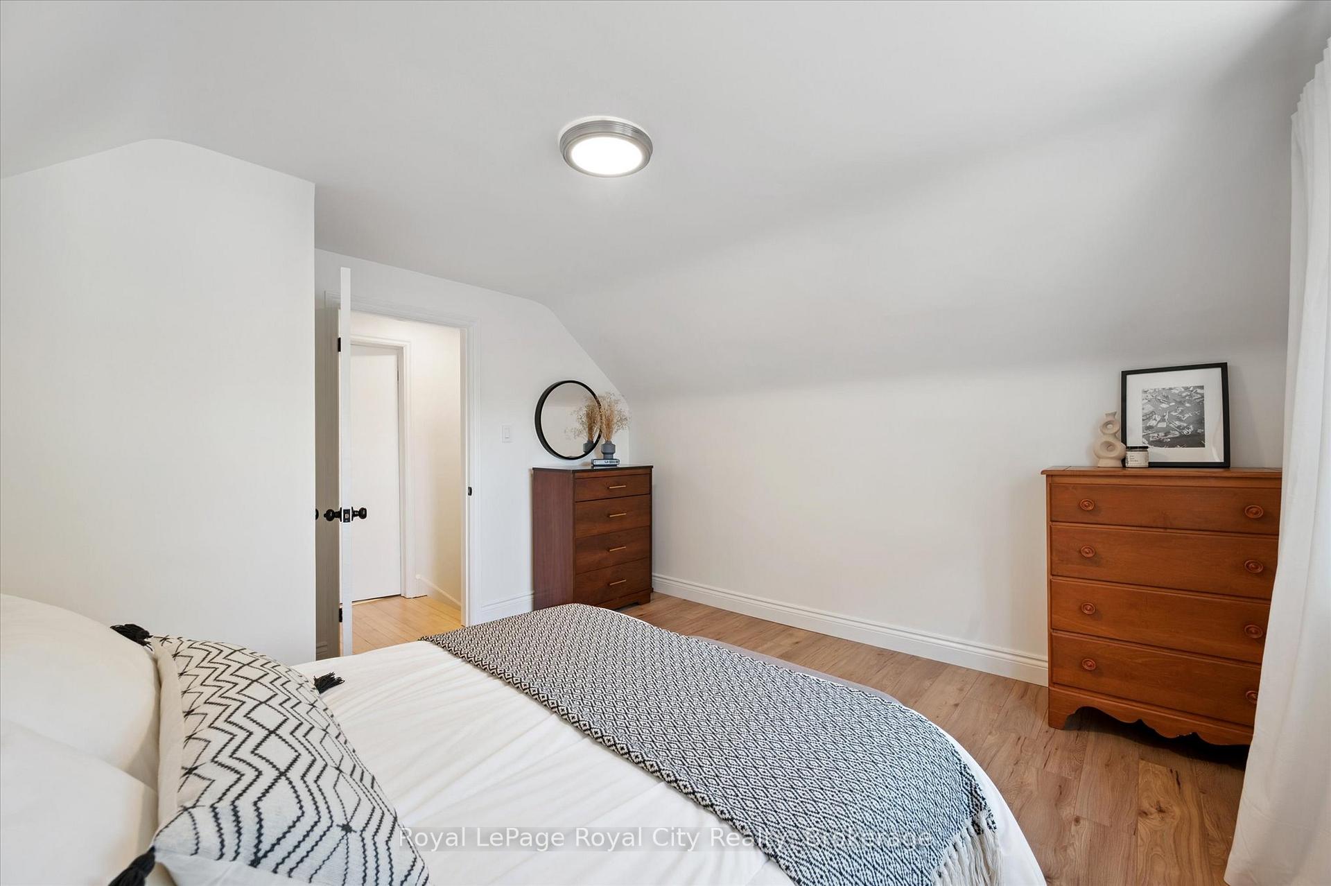 Photo 23 of 43 Vancouver Drive, Guelph, St. George's — HOMEH