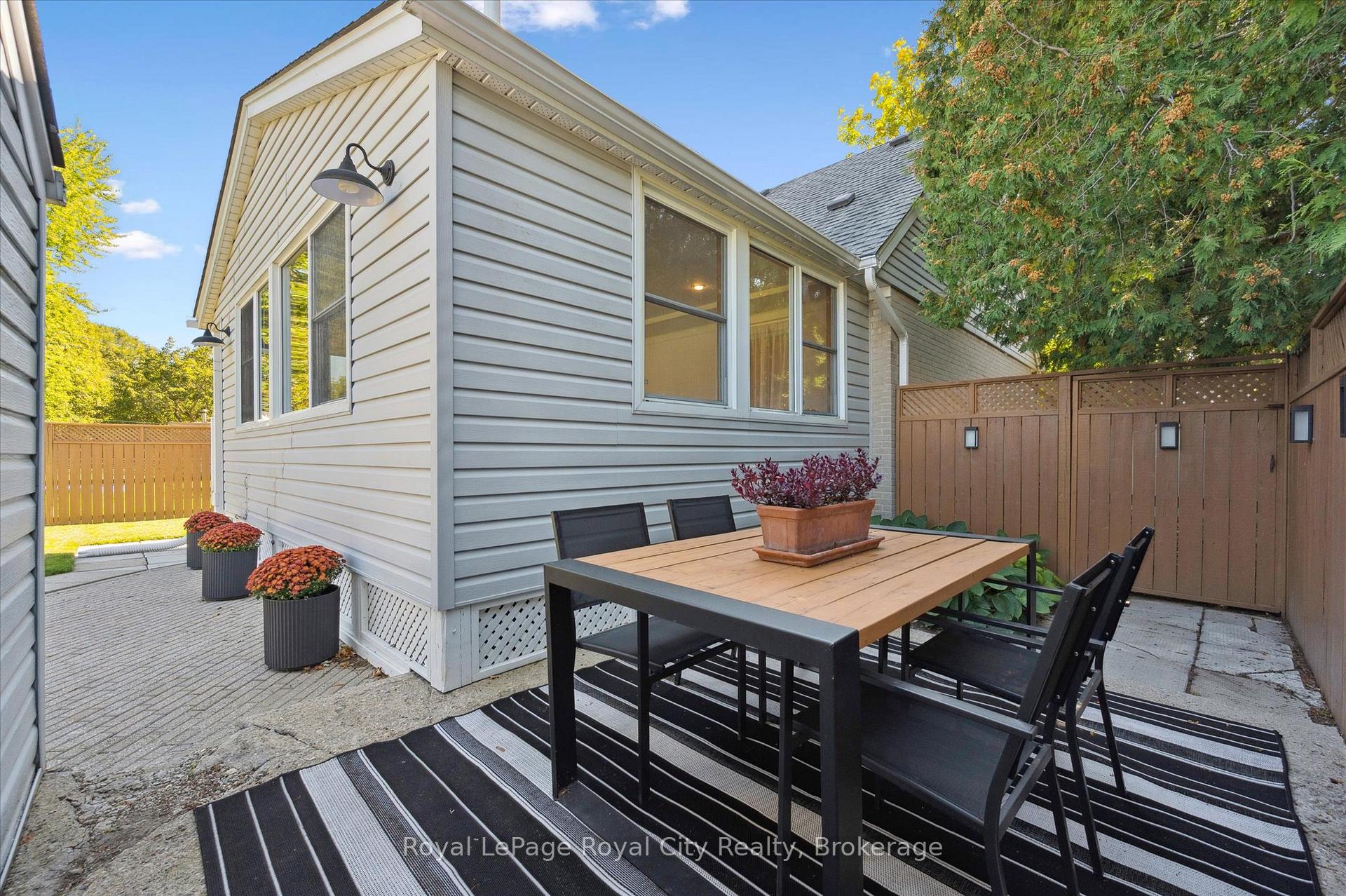 Photo 34 of 43 Vancouver Drive, Guelph, St. George's — HOMEH
