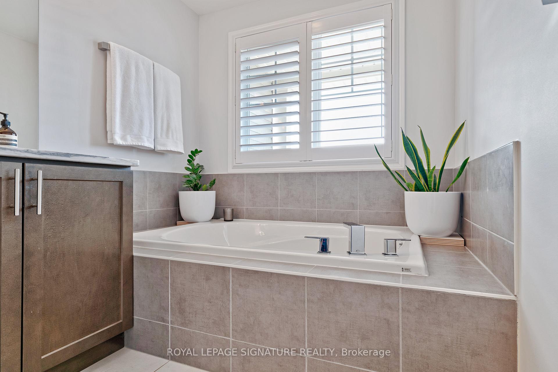 Photo 22 of 322 Lakebreeze Drive, Clarington, Newcastle — HOMEH