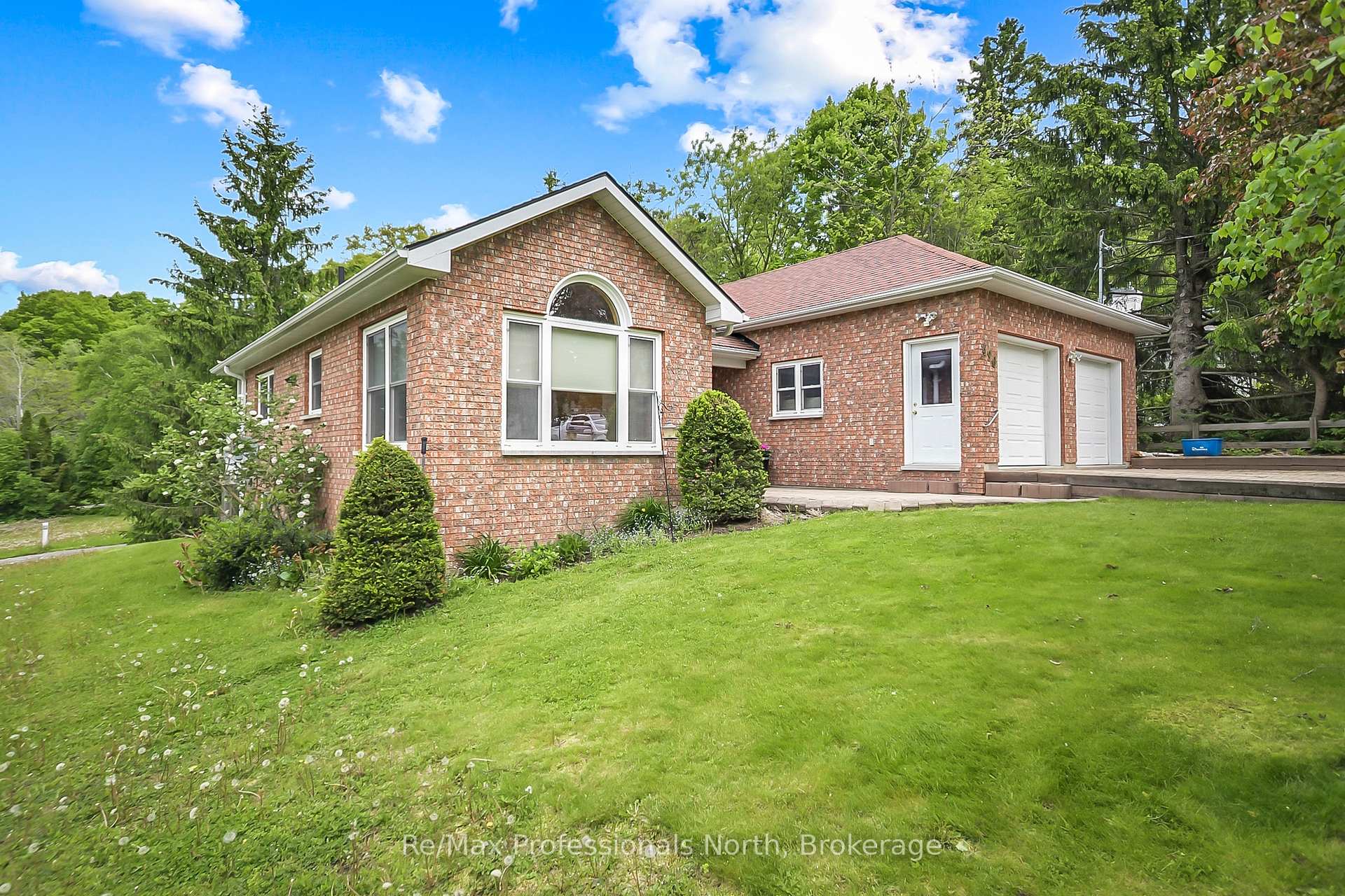 Photo 1 of 490 Brown Street, Gravenhurst, Muskoka (S) — HOMEH