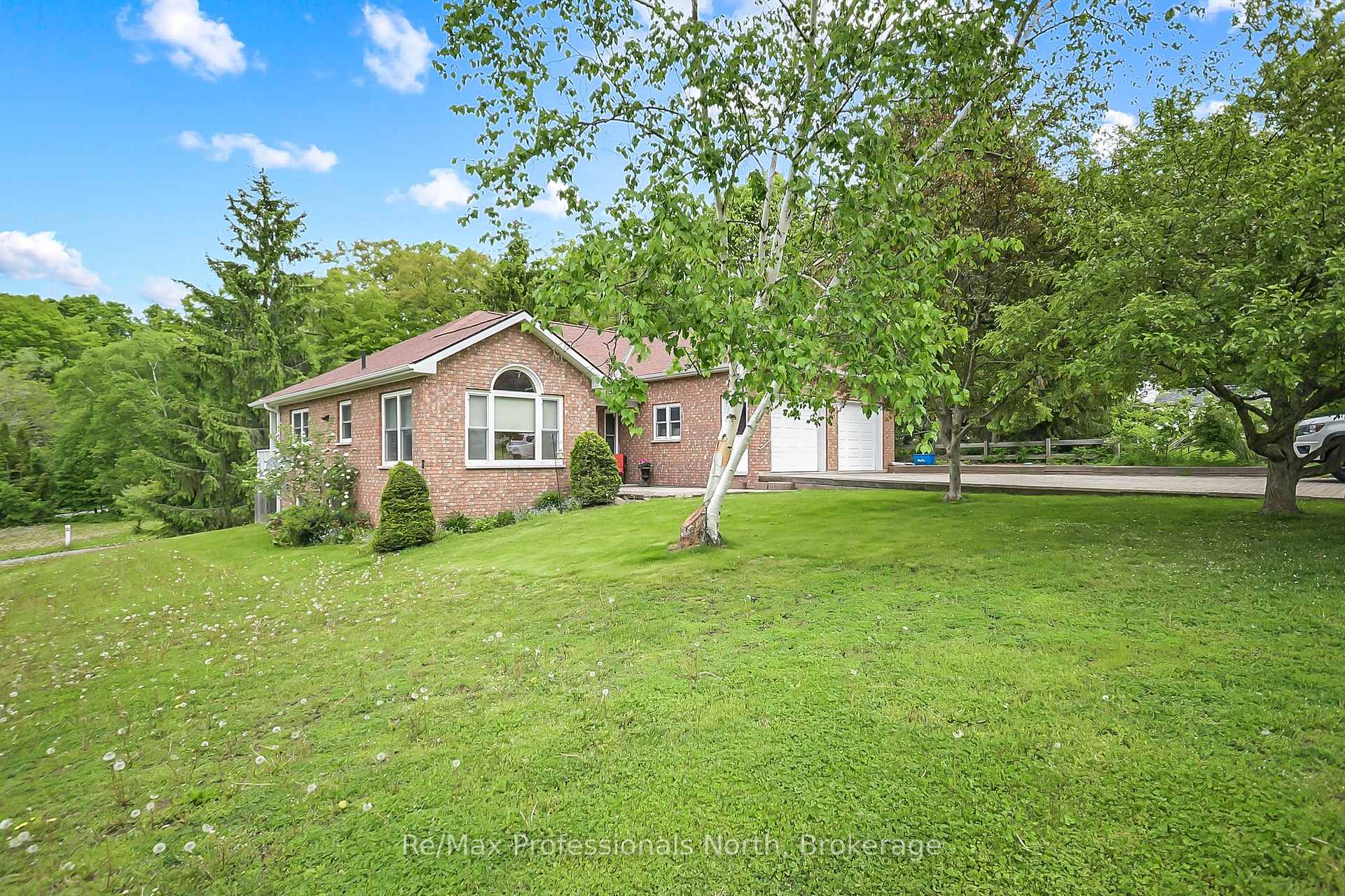 Photo 2 of 490 Brown Street, Gravenhurst, Muskoka (S) — HOMEH