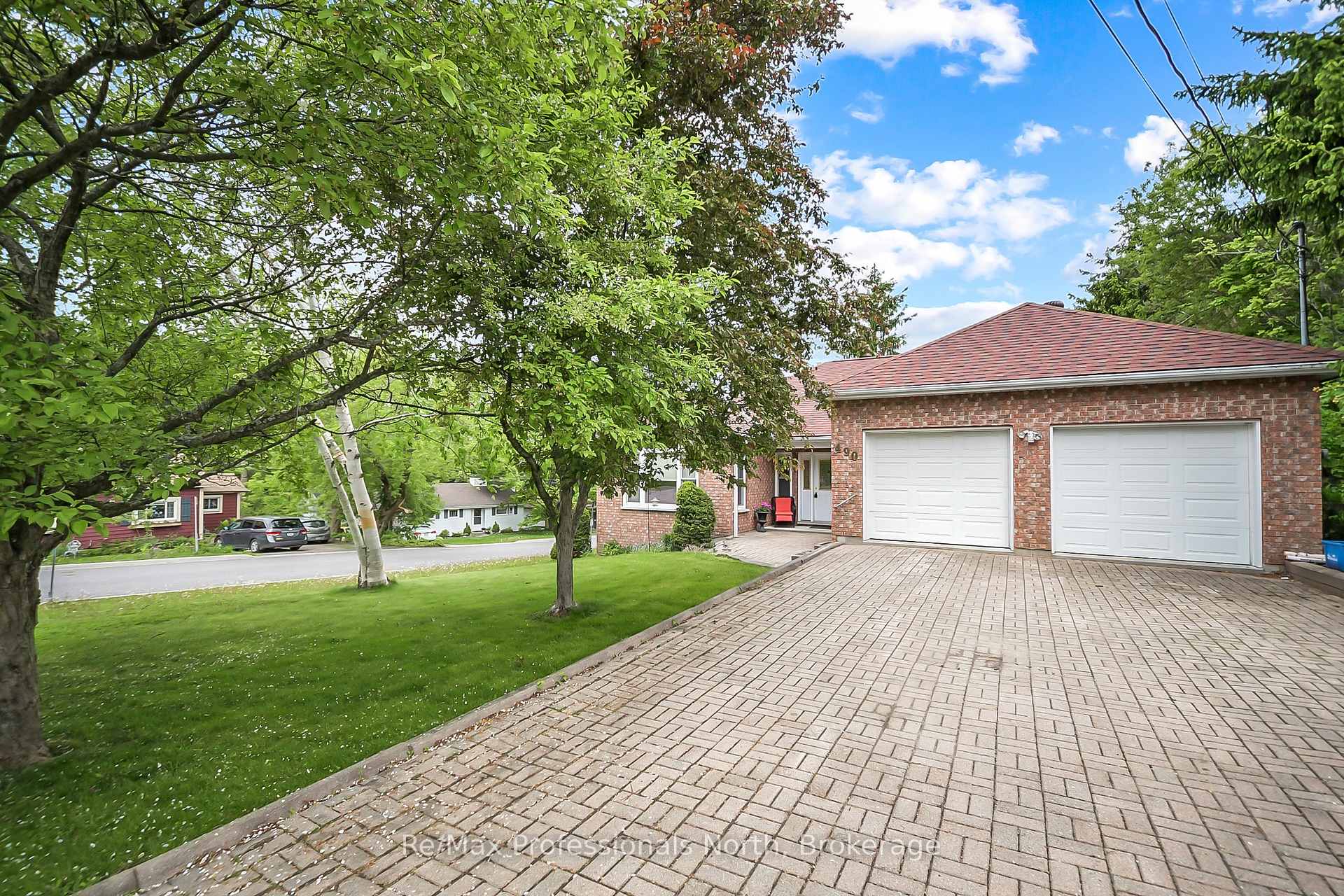 Photo 3 of 490 Brown Street, Gravenhurst, Muskoka (S) — HOMEH