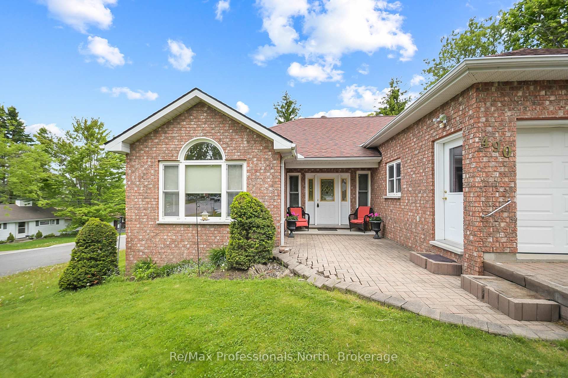 Photo 4 of 490 Brown Street, Gravenhurst, Muskoka (S) — HOMEH