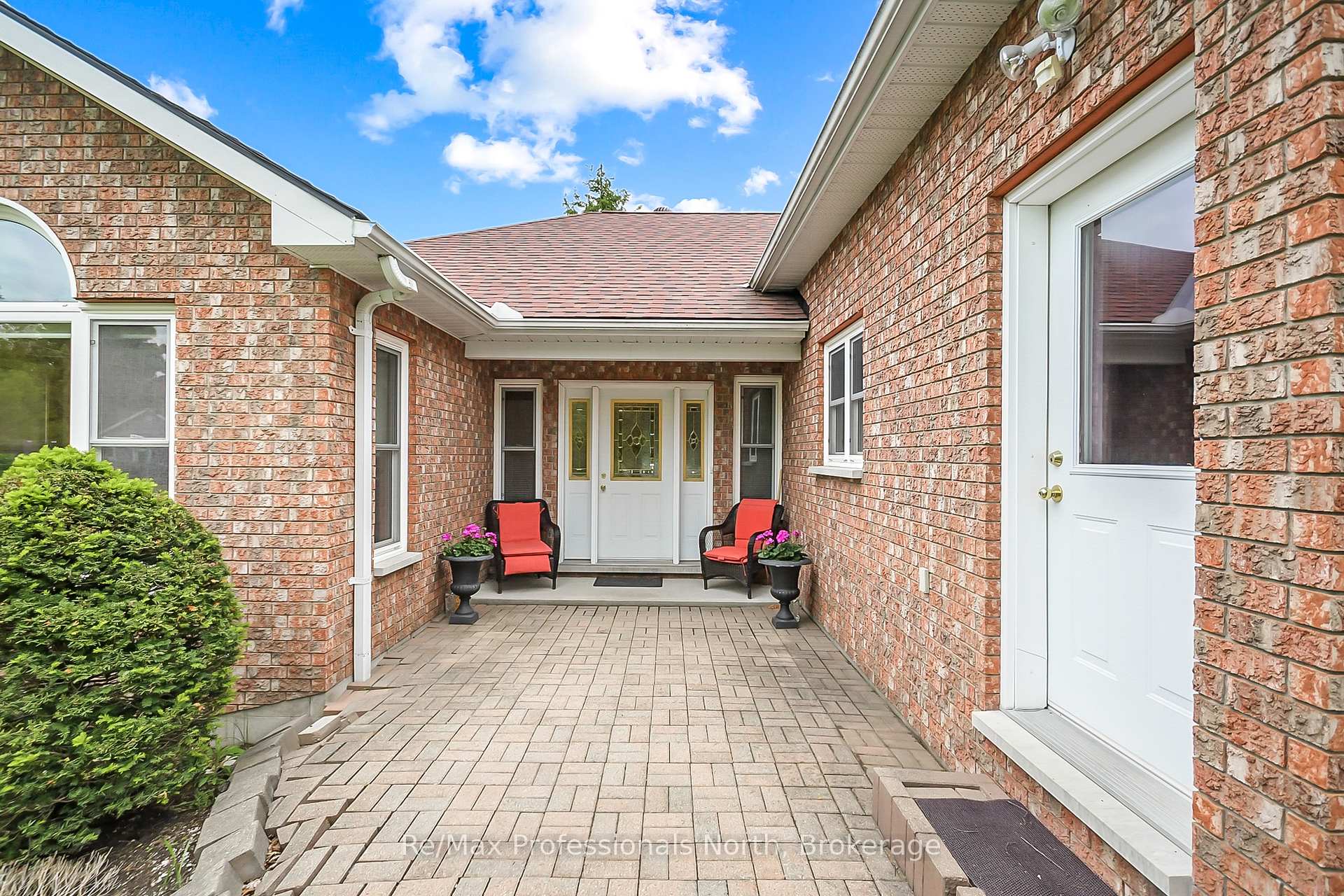 Photo 5 of 490 Brown Street, Gravenhurst, Muskoka (S) — HOMEH