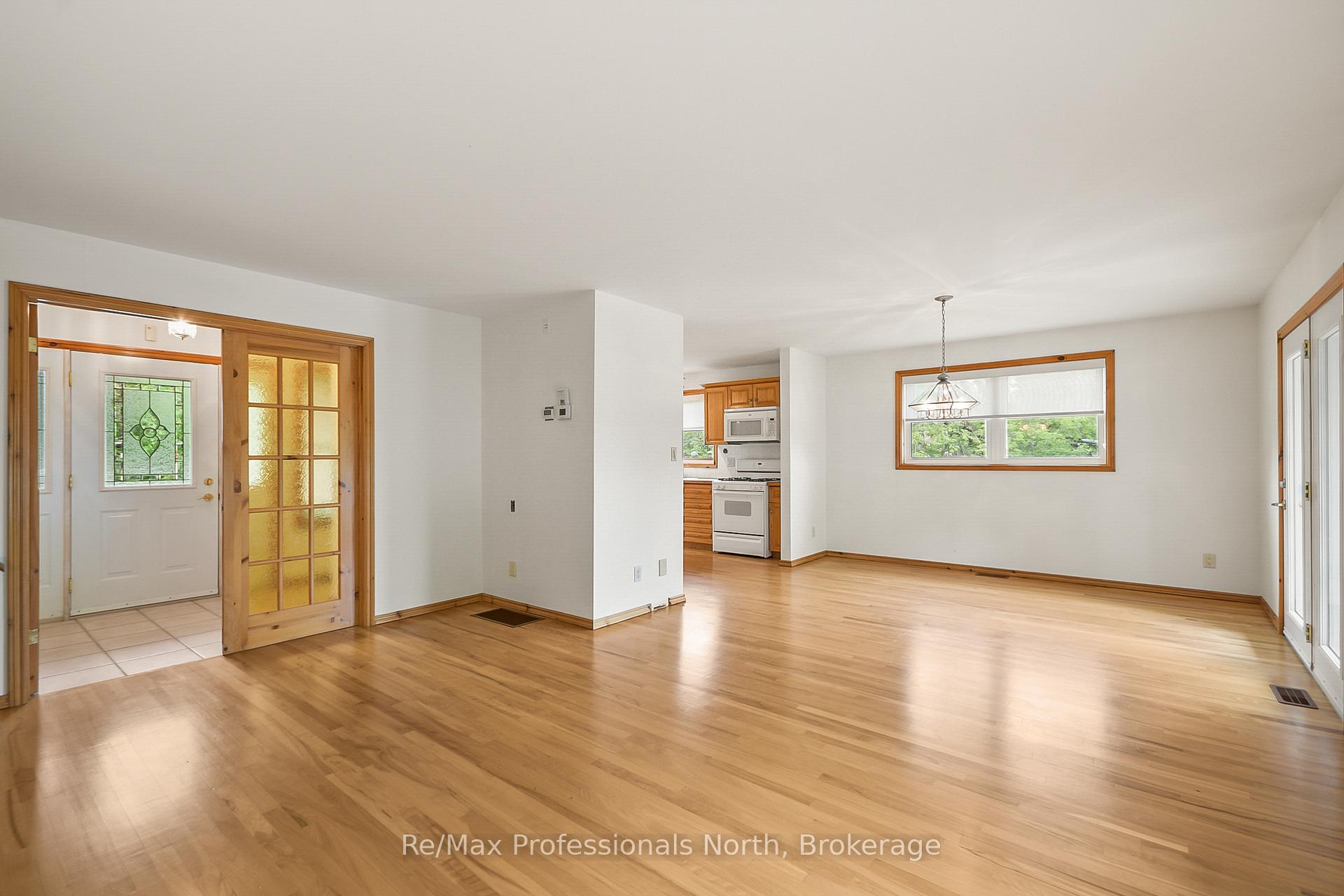 Photo 10 of 490 Brown Street, Gravenhurst, Muskoka (S) — HOMEH