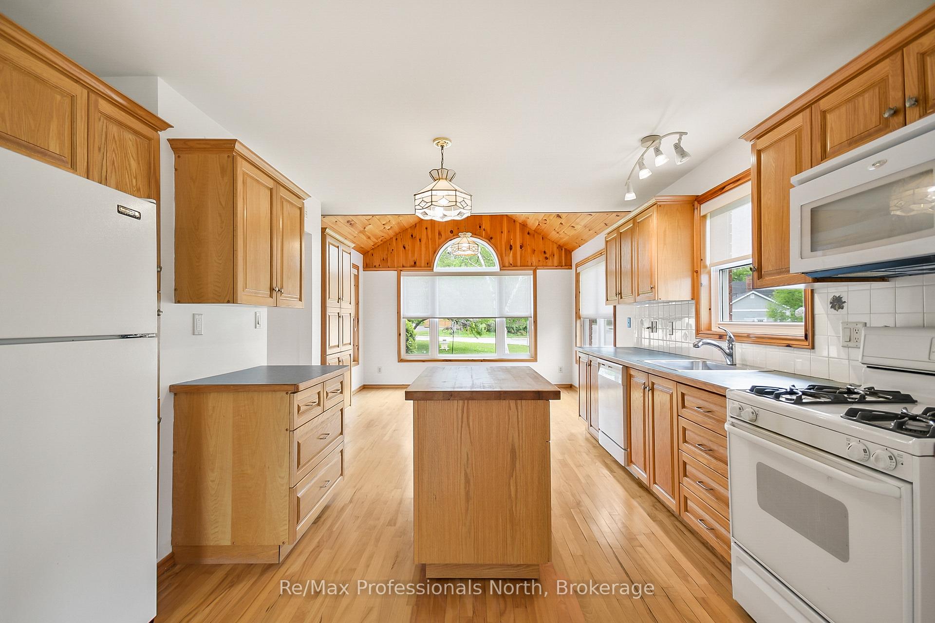 Photo 12 of 490 Brown Street, Gravenhurst, Muskoka (S) — HOMEH