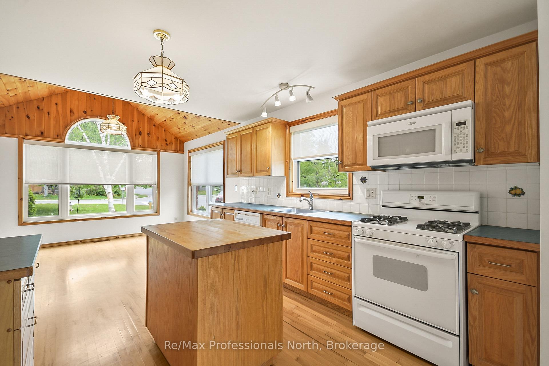Photo 14 of 490 Brown Street, Gravenhurst, Muskoka (S) — HOMEH