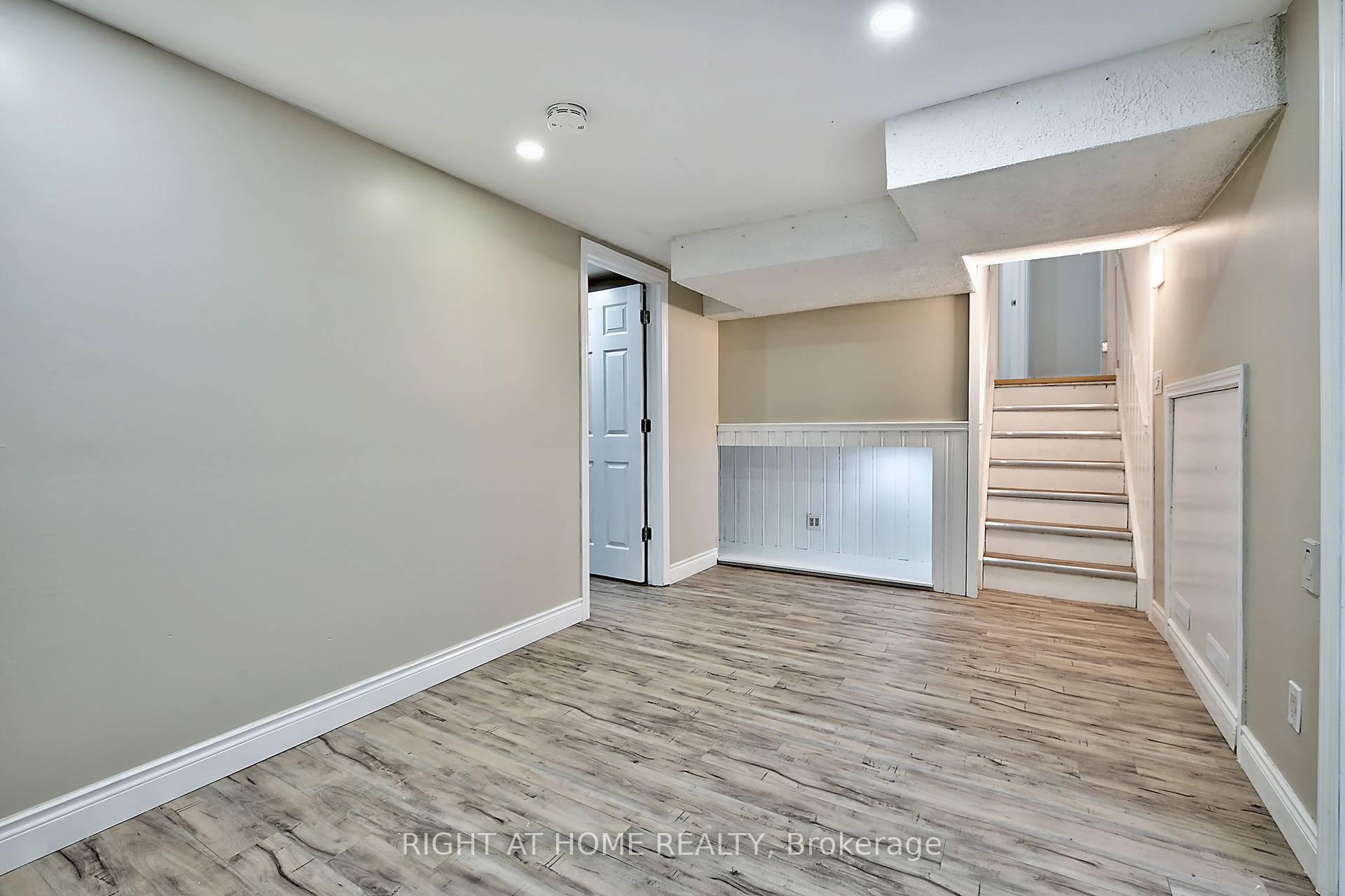Photo 2 of 3185 Heathfield Drive, Burlington, Palmer — HOMEH