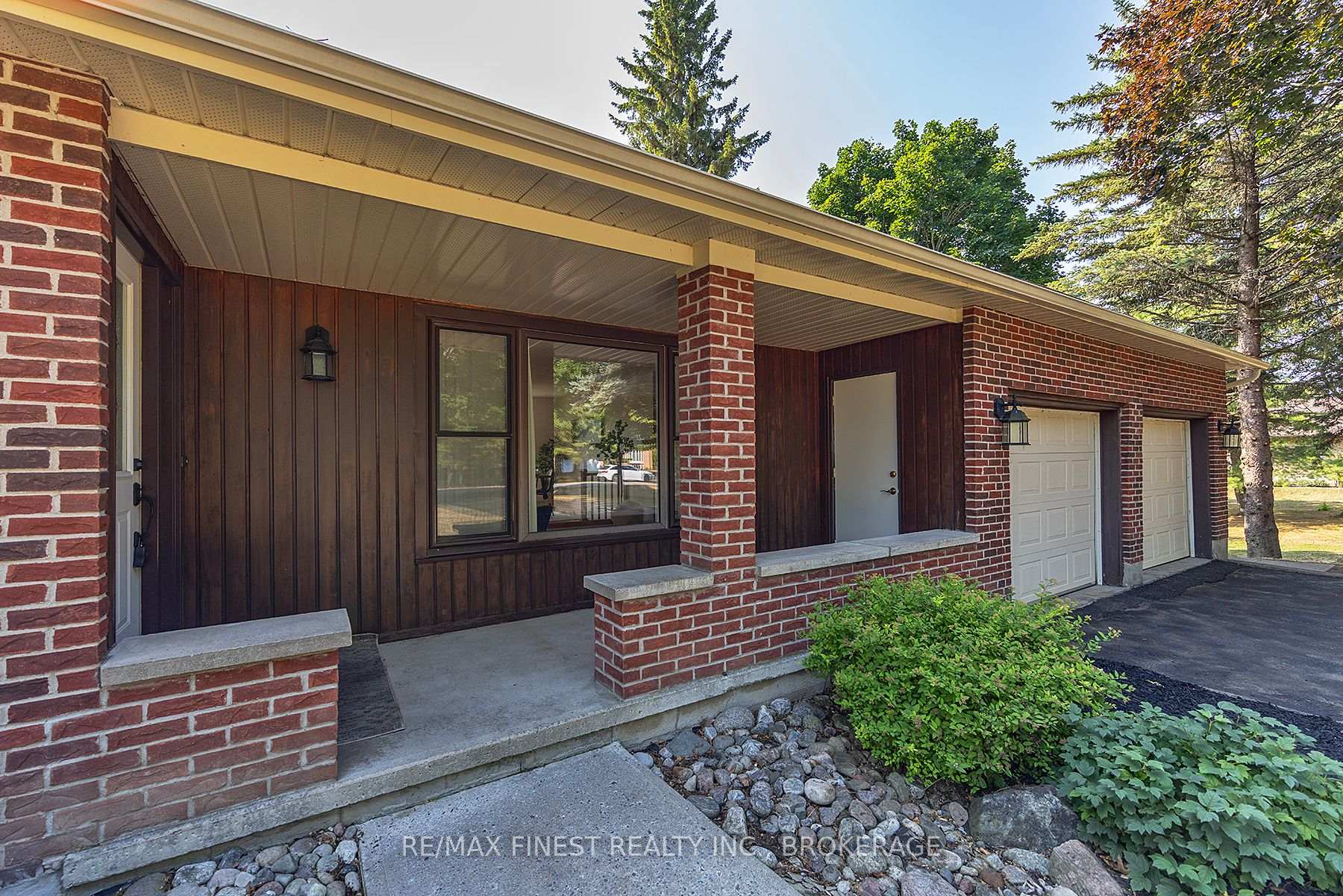 Photo 3 of 3743 Maple Crest Court, Frontenac, Frontenac South — HOMEH