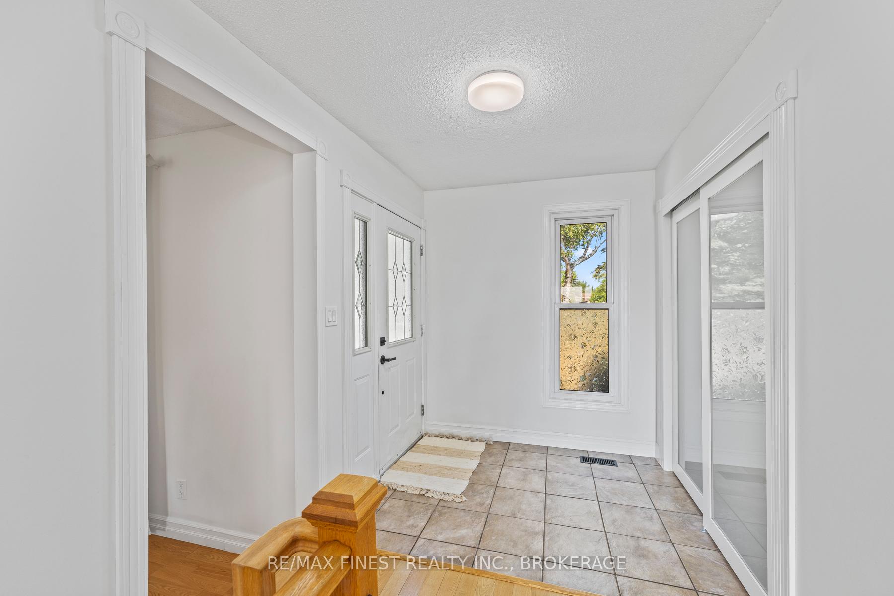 Photo 5 of 3743 Maple Crest Court, Frontenac, Frontenac South — HOMEH