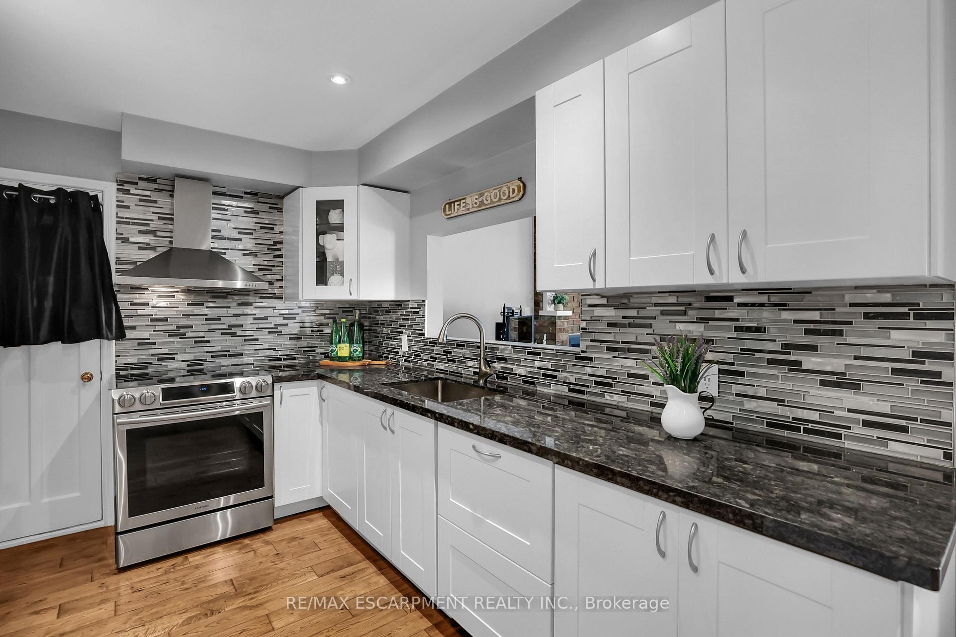 Photo 10 of 11 Hunter Road, Grimsby, Grimsby West — HOMEH