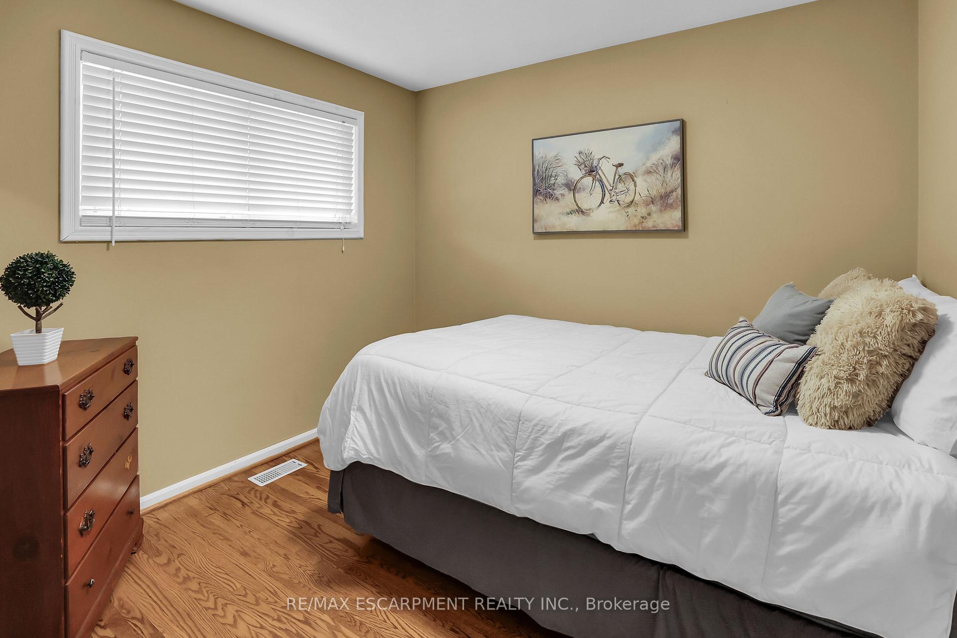 Photo 18 of 11 Hunter Road, Grimsby, Grimsby West — HOMEH