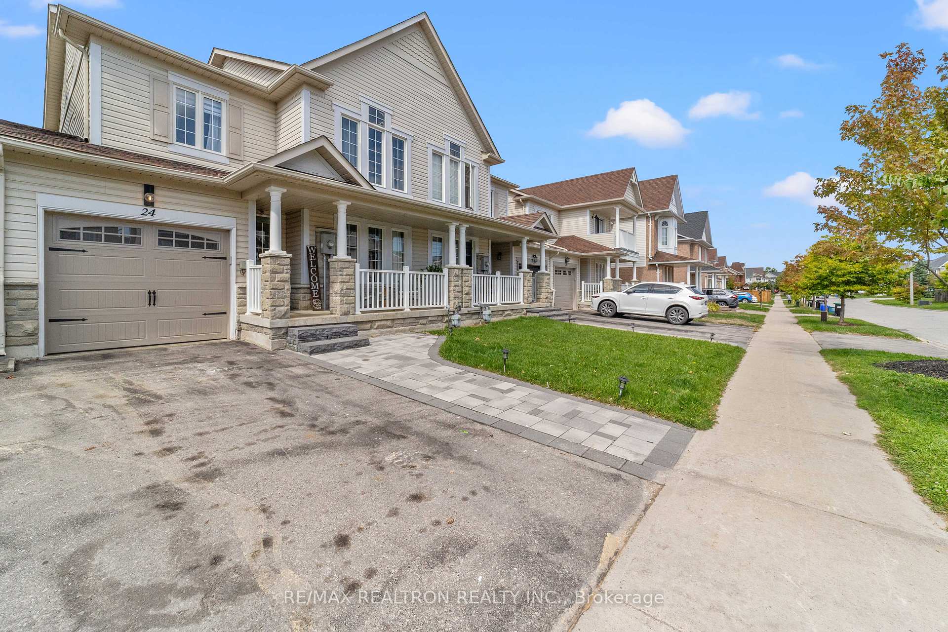 Photo 3 of 24 Succession Crescent, Barrie, Innis-Shore — HOMEH