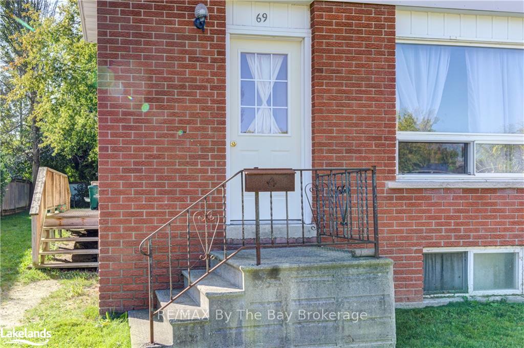 Photo 4 of 69 Gibbard Crescent, Collingwood — HOMEH