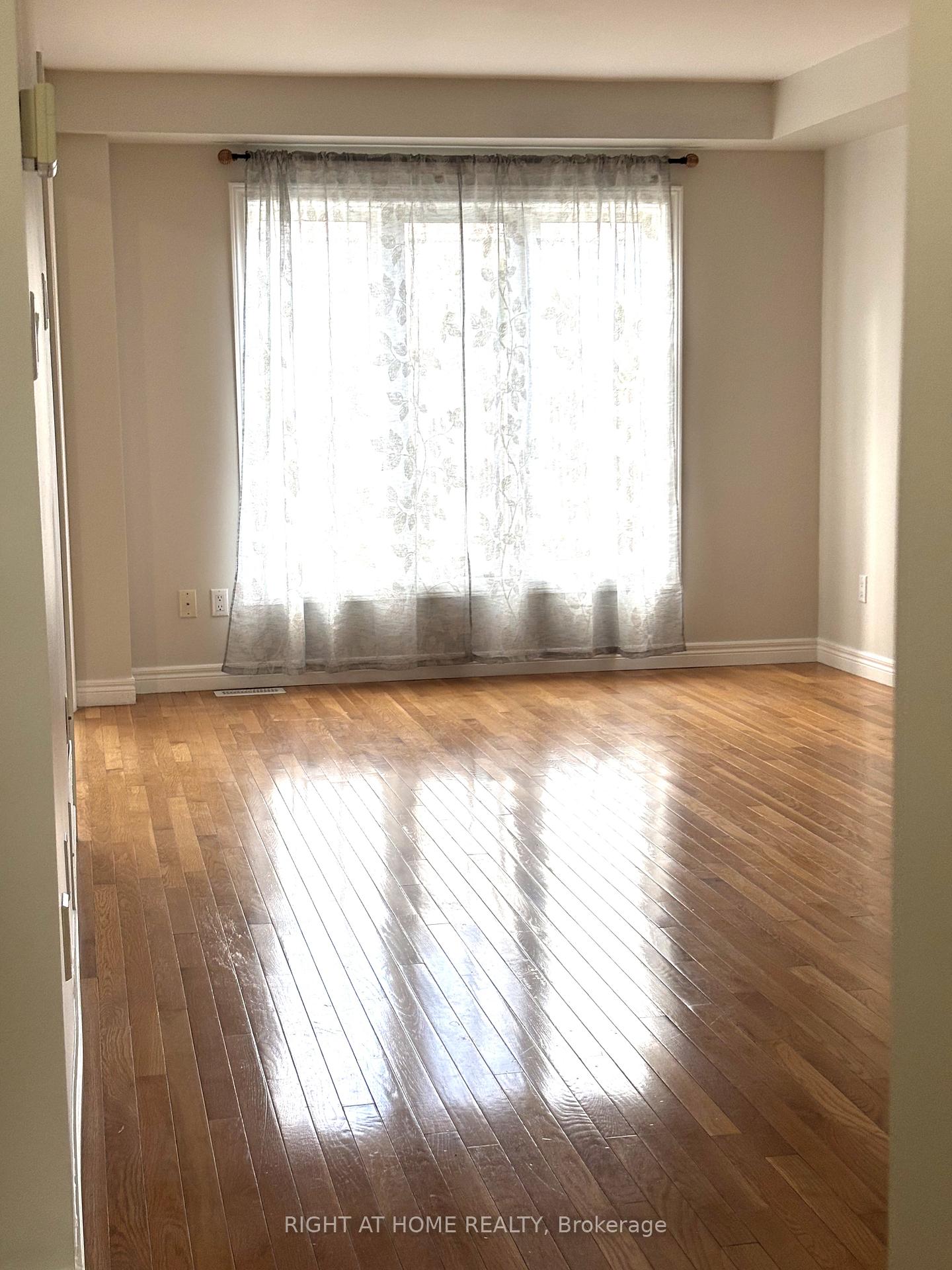 Photo 3 of 124 Magnolia Crescent, Grimsby, Grimsby West — HOMEH