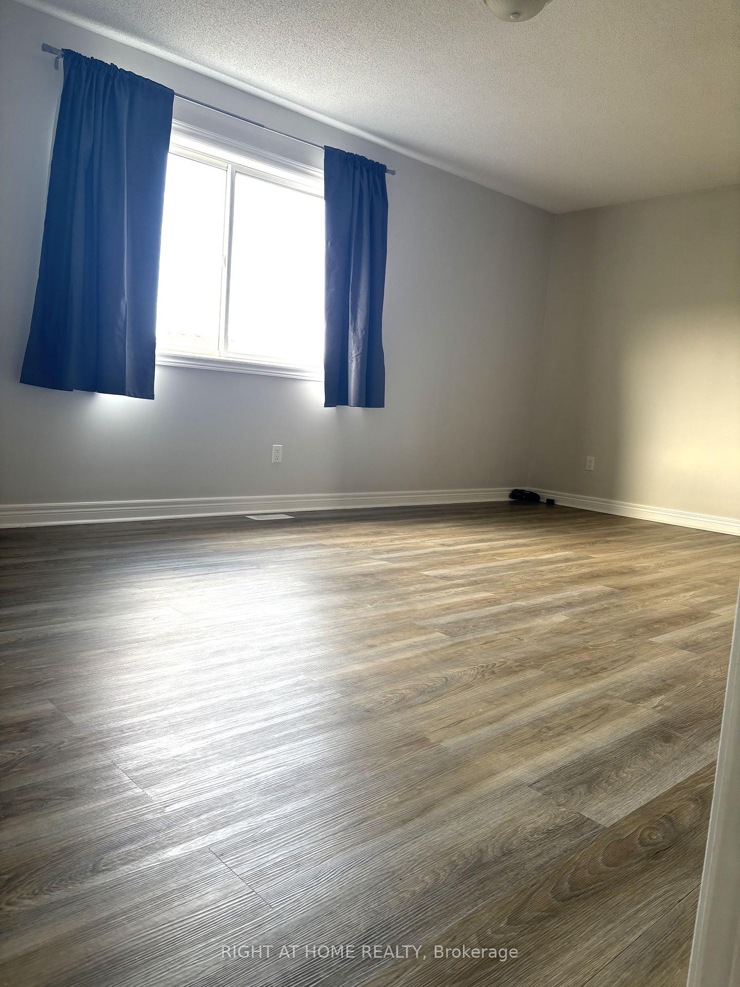 Photo 4 of 124 Magnolia Crescent, Grimsby, Grimsby West — HOMEH