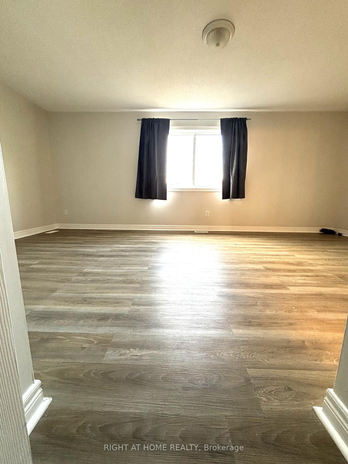 Photo 5 of 124 Magnolia Crescent, Grimsby, Grimsby West — HOMEH