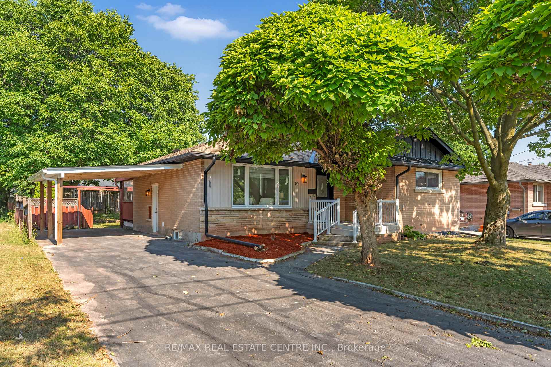 Photo 3 of 19 Old Orchard Avenue, Grimsby, Grimsby Beach — HOMEH