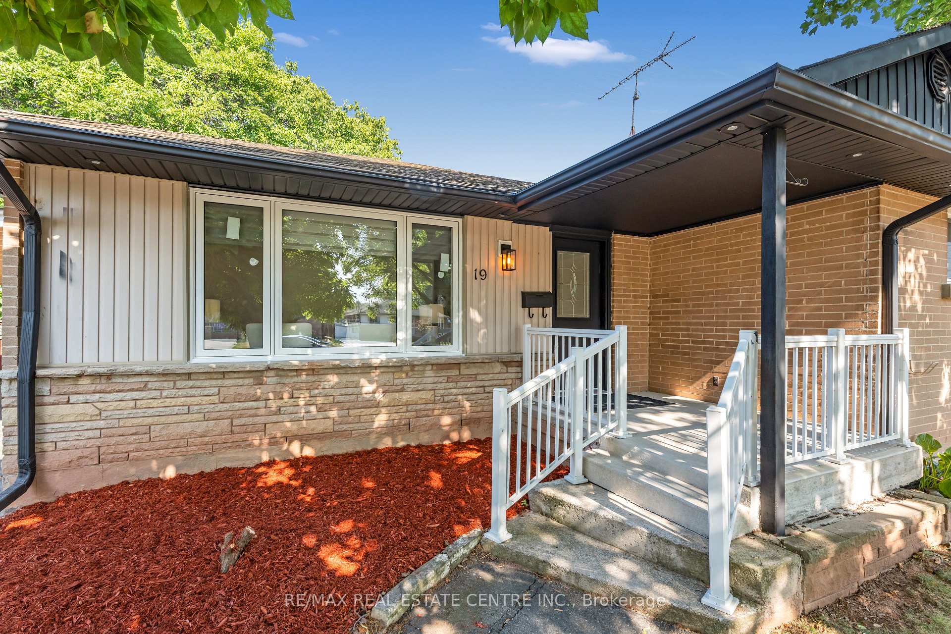 Photo 4 of 19 Old Orchard Avenue, Grimsby, Grimsby Beach — HOMEH