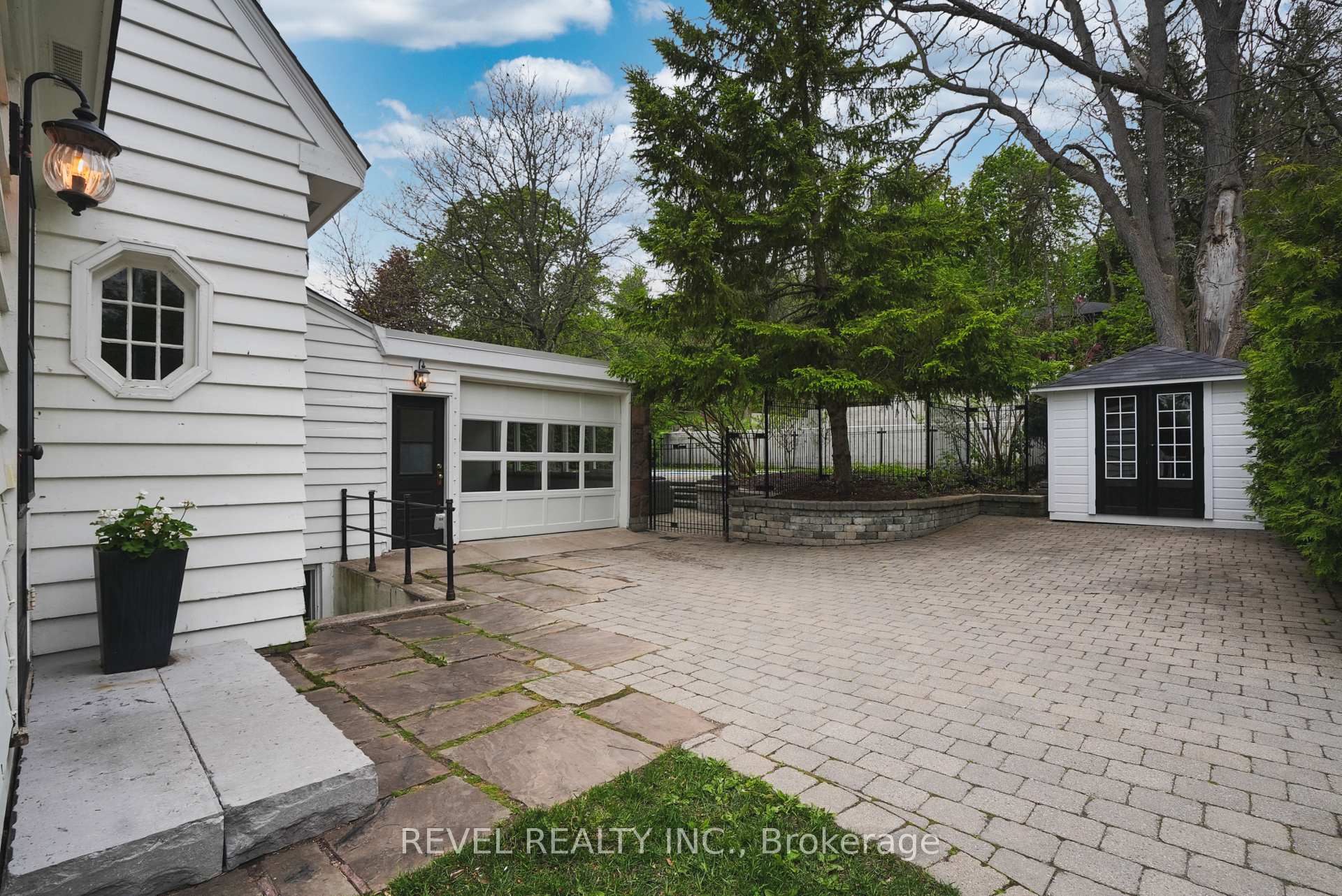 Photo 5 of 102 Blake Street, Barrie, North Shore — HOMEH