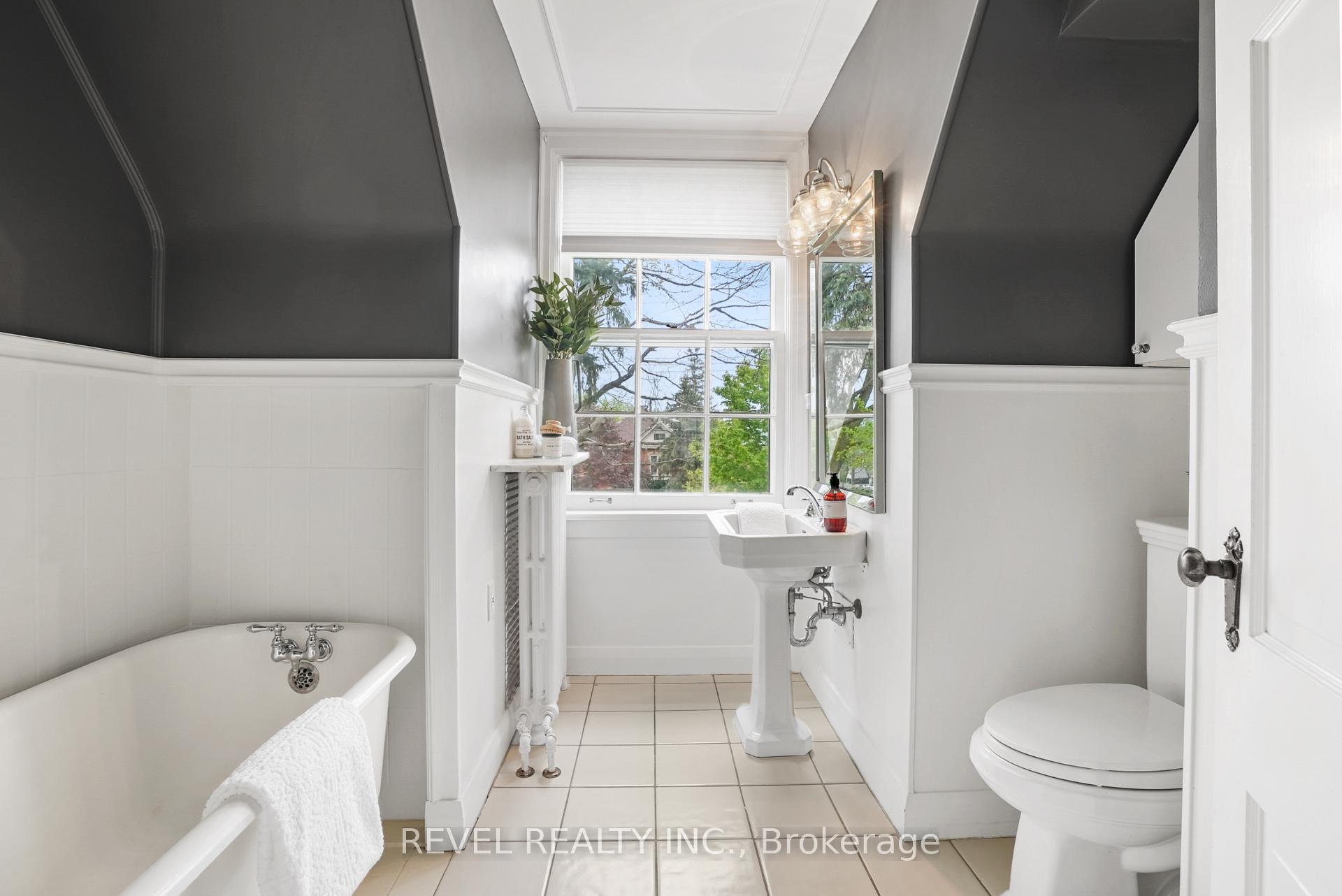 Photo 35 of 102 Blake Street, Barrie, North Shore — HOMEH