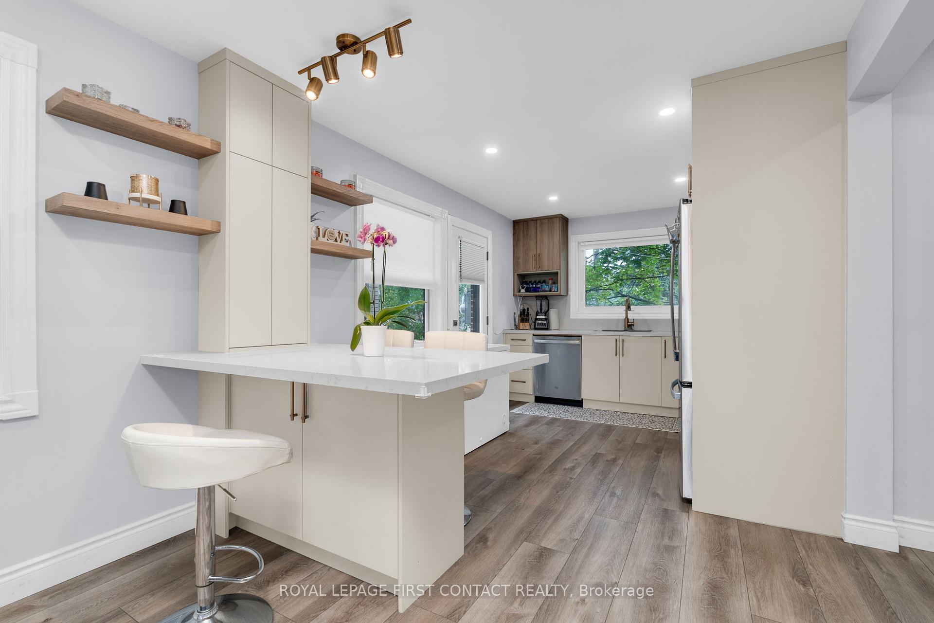 Photo 5 of 26 Ottaway Avenue, Barrie, Wellington — HOMEH