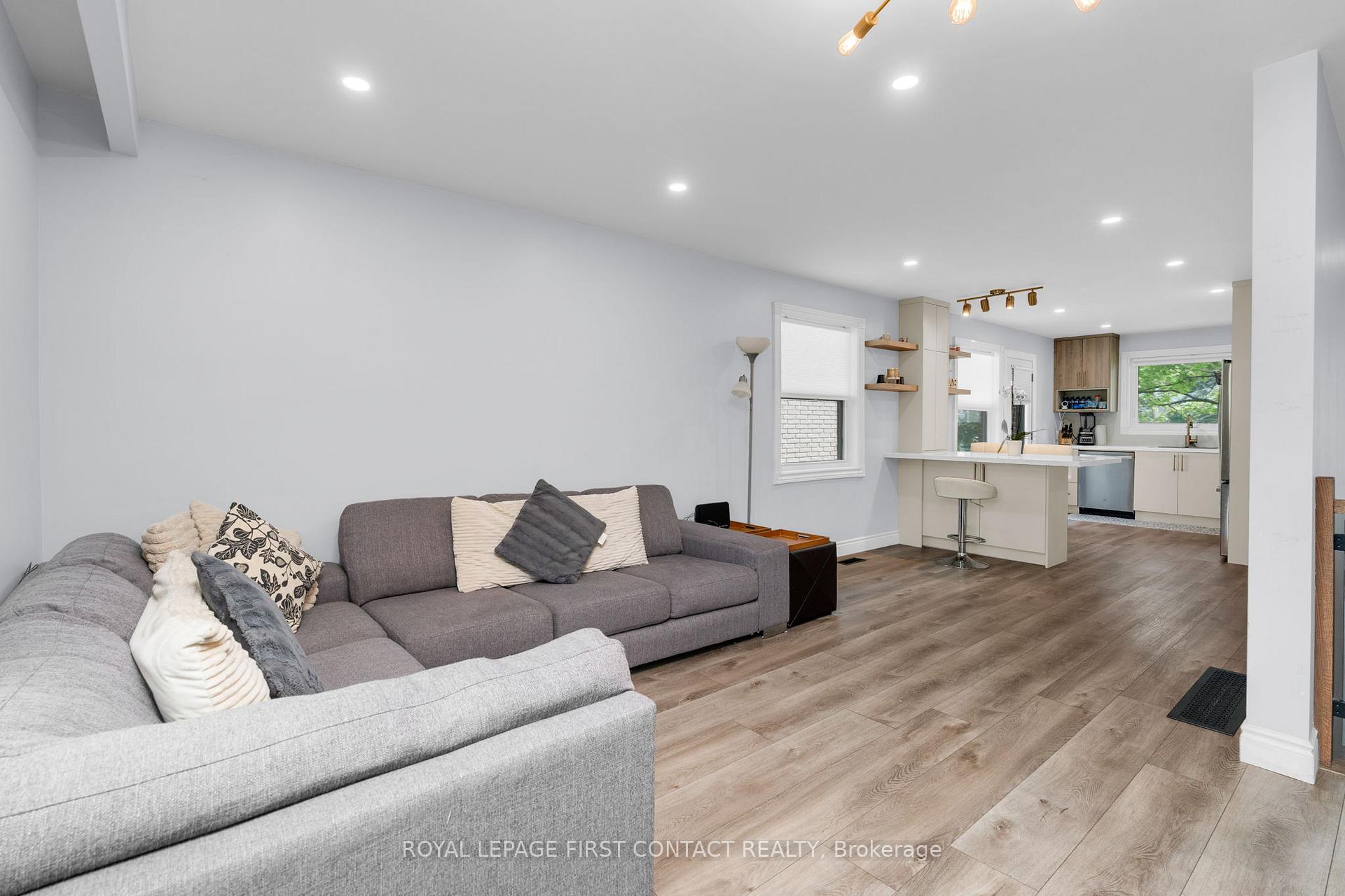 Photo 9 of 26 Ottaway Avenue, Barrie, Wellington — HOMEH