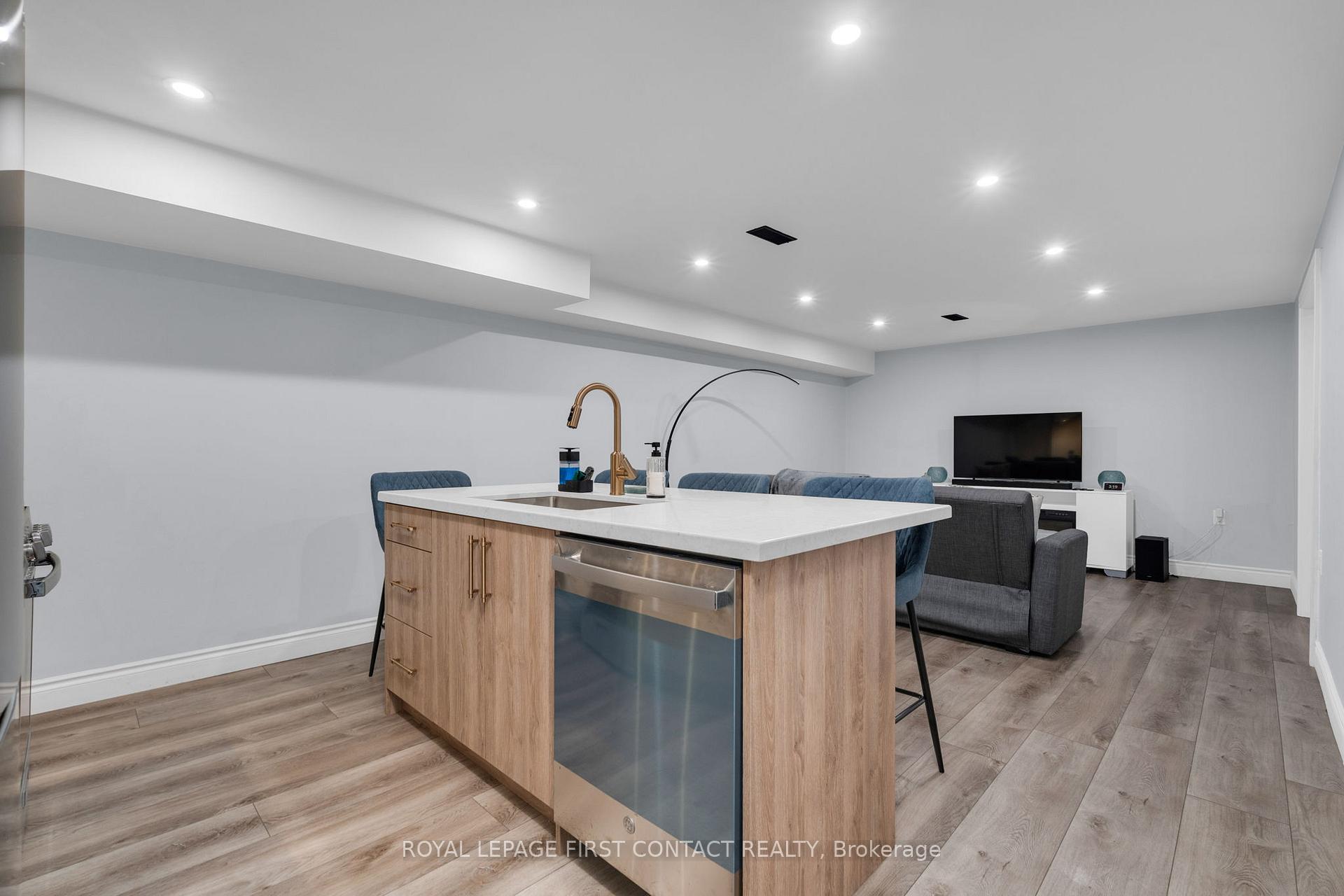 Photo 21 of 26 Ottaway Avenue, Barrie, Wellington — HOMEH