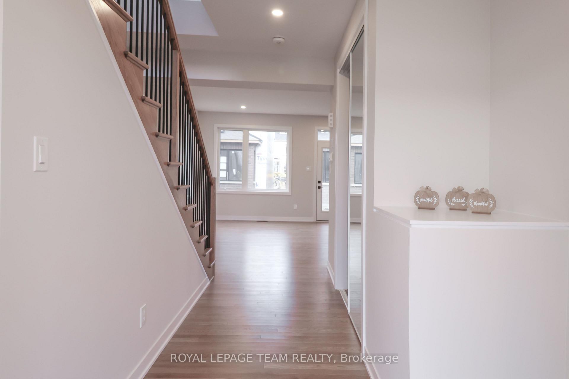 Photo 5 of 286 Sapling Grove, Ottawa, Barrhaven - Heritage Park — HOMEH