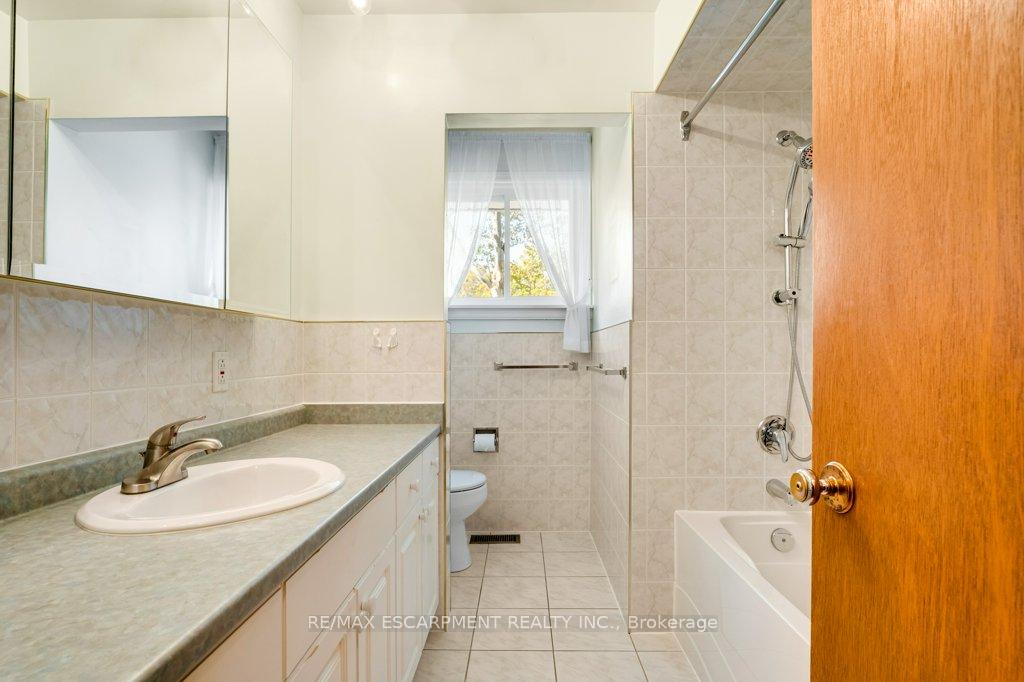 Photo 15 of 30 Leawood Drive, Grimsby, Grimsby West — HOMEH