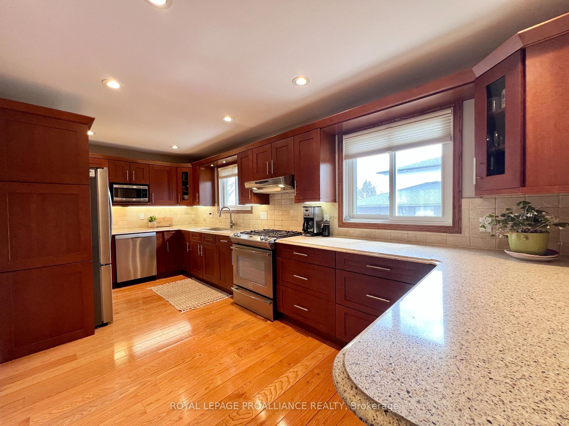 Photo 13 of 27 Briarwood Crescent, Belleville, Belleville Ward — HOMEH