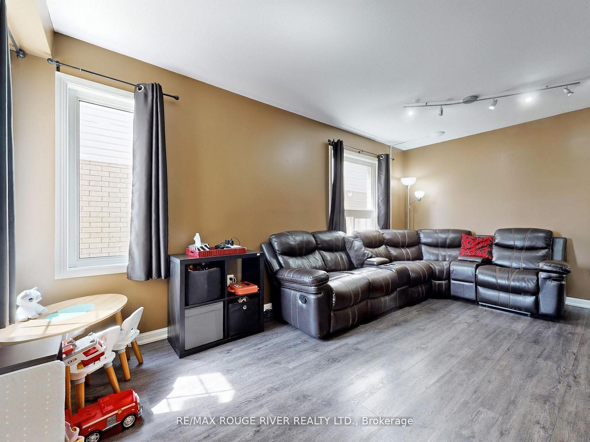 Photo 5 of 112 Scottsdale Drive, Clarington, Bowmanville — HOMEH