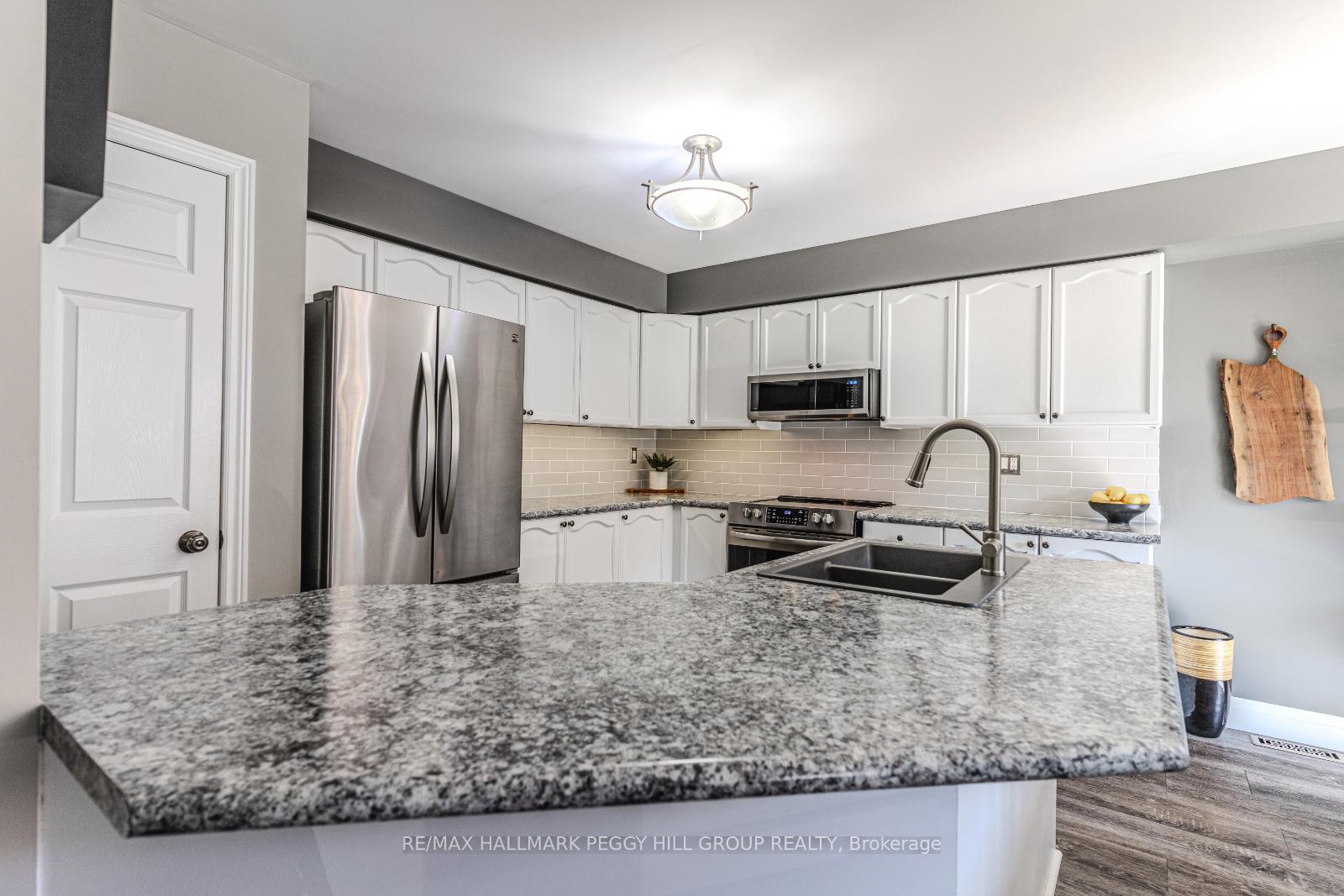 Photo 4 of 29 Heritage Court, Barrie, Painswick South — HOMEH