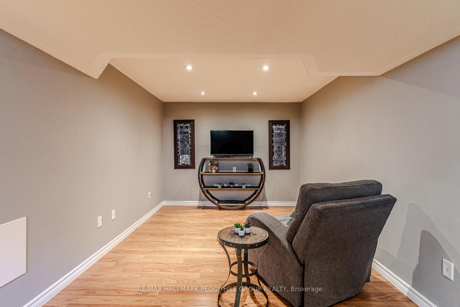 Photo 10 of 29 Heritage Court, Barrie, Painswick South — HOMEH