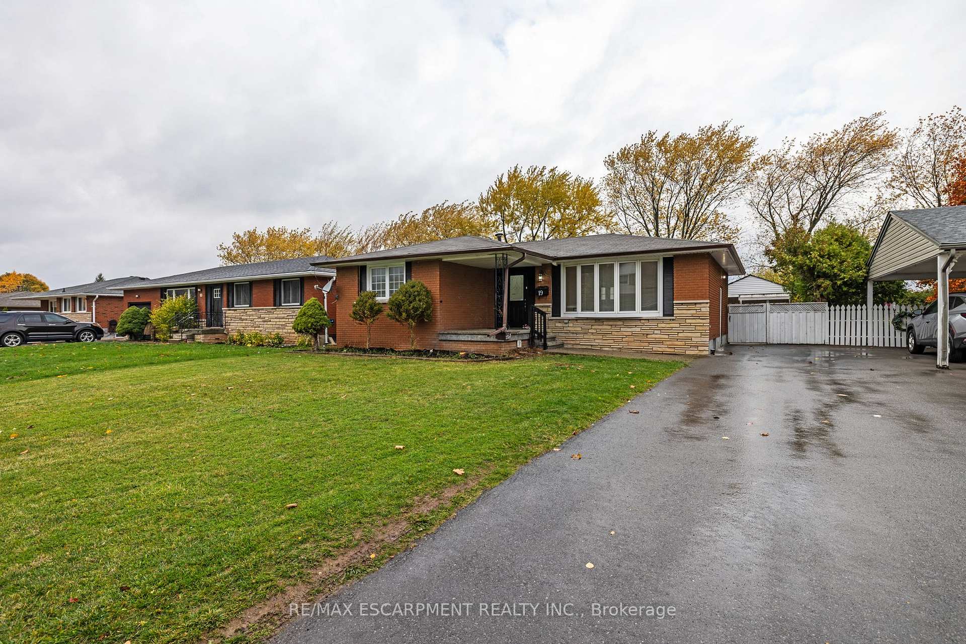Photo 3 of 19 Winthrop Place, Hamilton, Stoney Creek — HOMEH