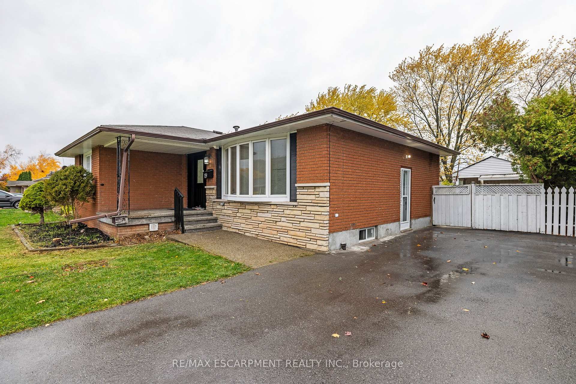 Photo 4 of 19 Winthrop Place, Hamilton, Stoney Creek — HOMEH