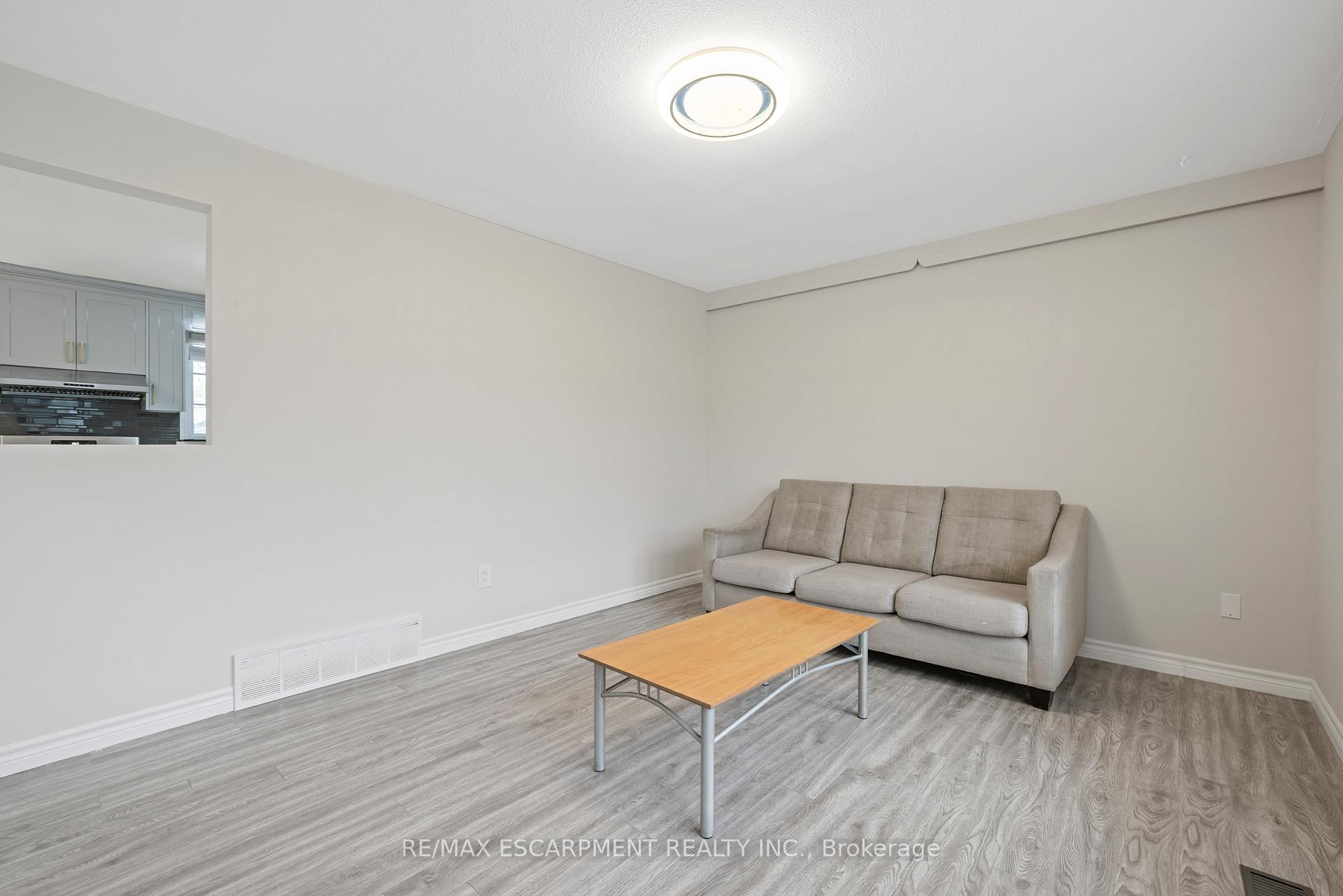 Photo 7 of 19 Winthrop Place, Hamilton, Stoney Creek — HOMEH