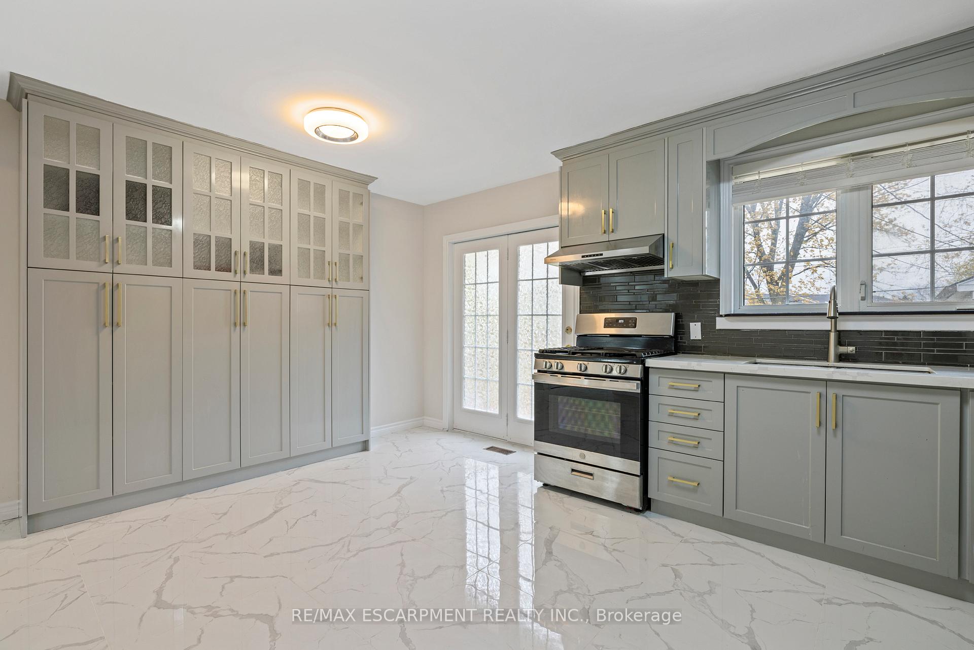 Photo 10 of 19 Winthrop Place, Hamilton, Stoney Creek — HOMEH