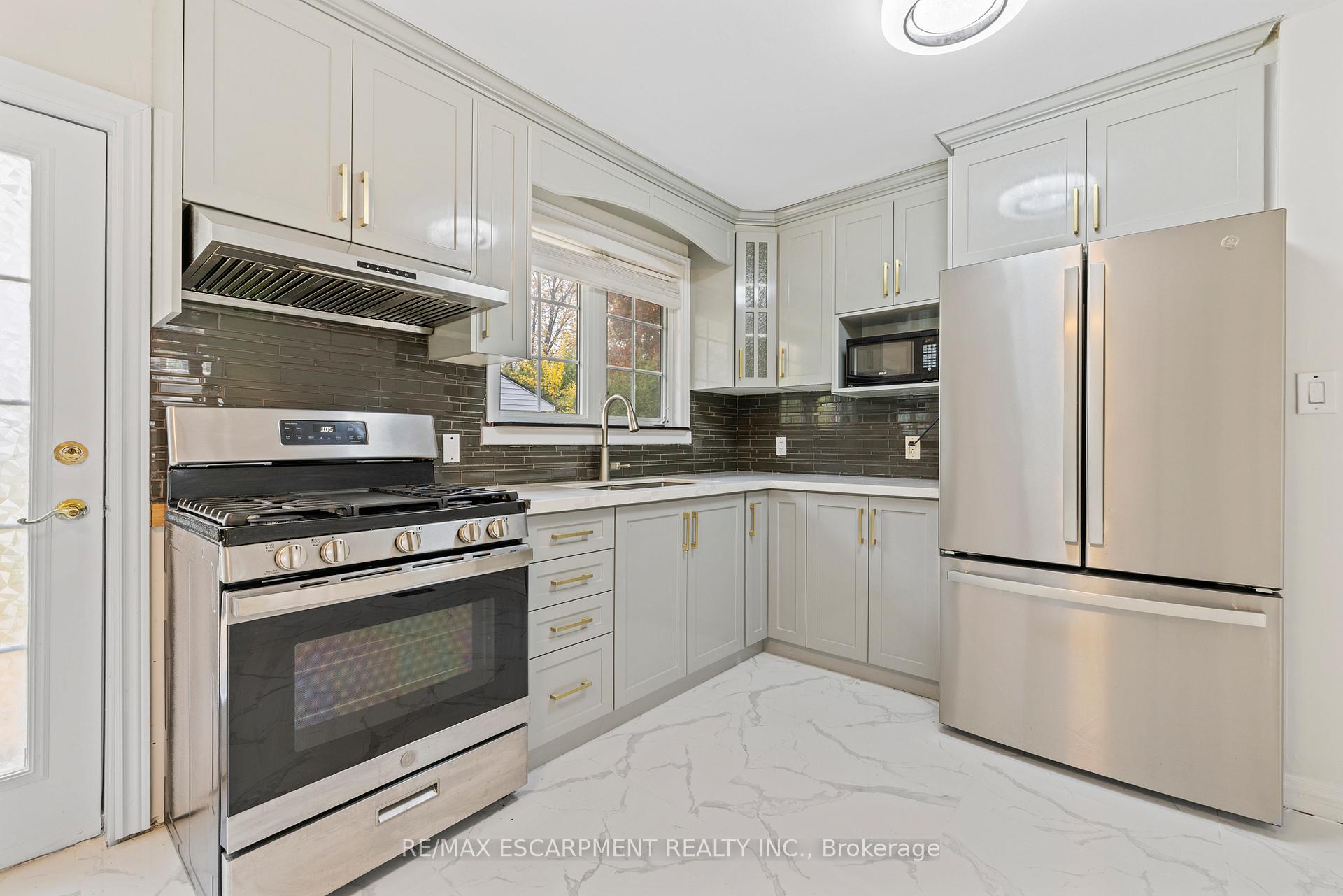 Photo 11 of 19 Winthrop Place, Hamilton, Stoney Creek — HOMEH