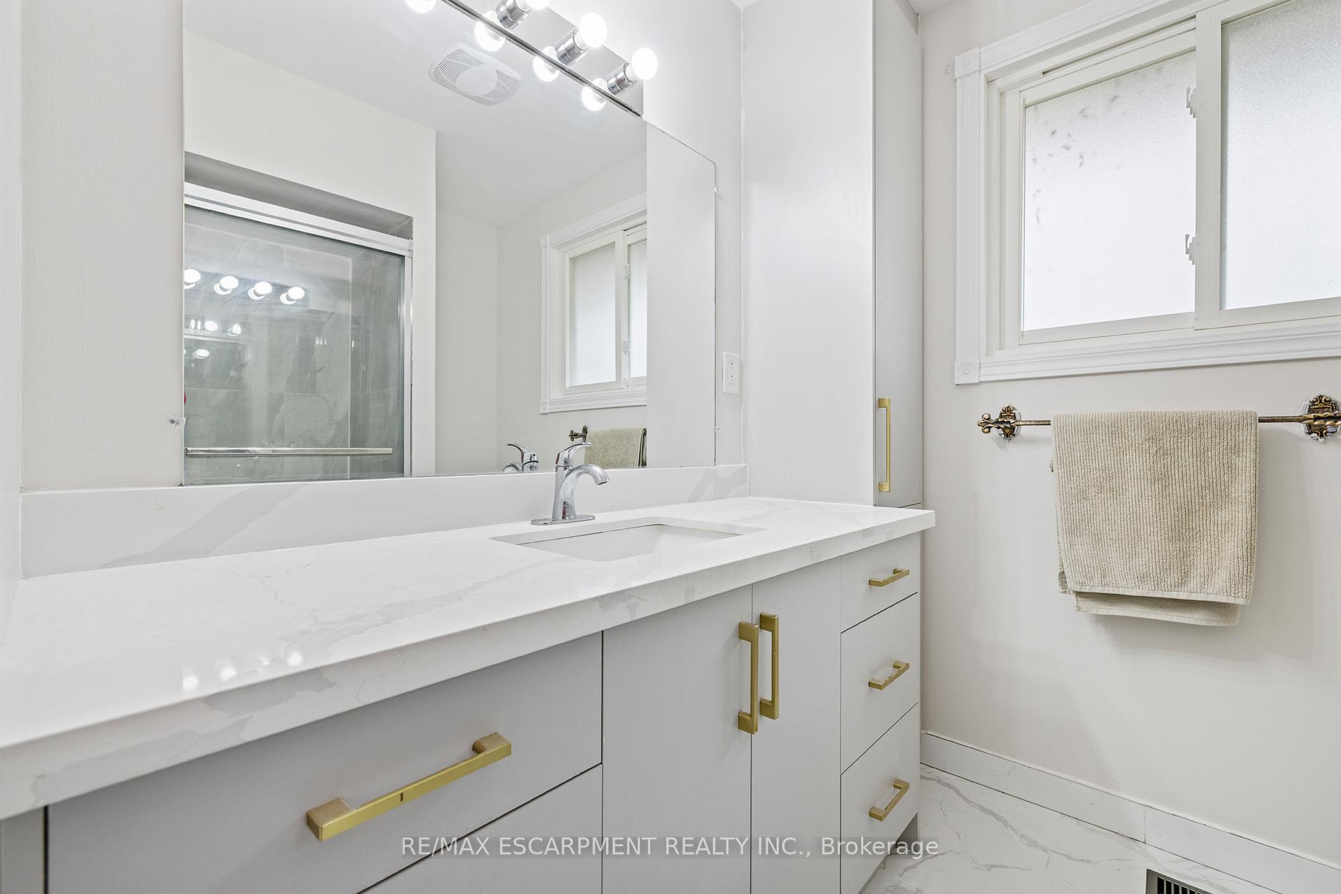 Photo 13 of 19 Winthrop Place, Hamilton, Stoney Creek — HOMEH