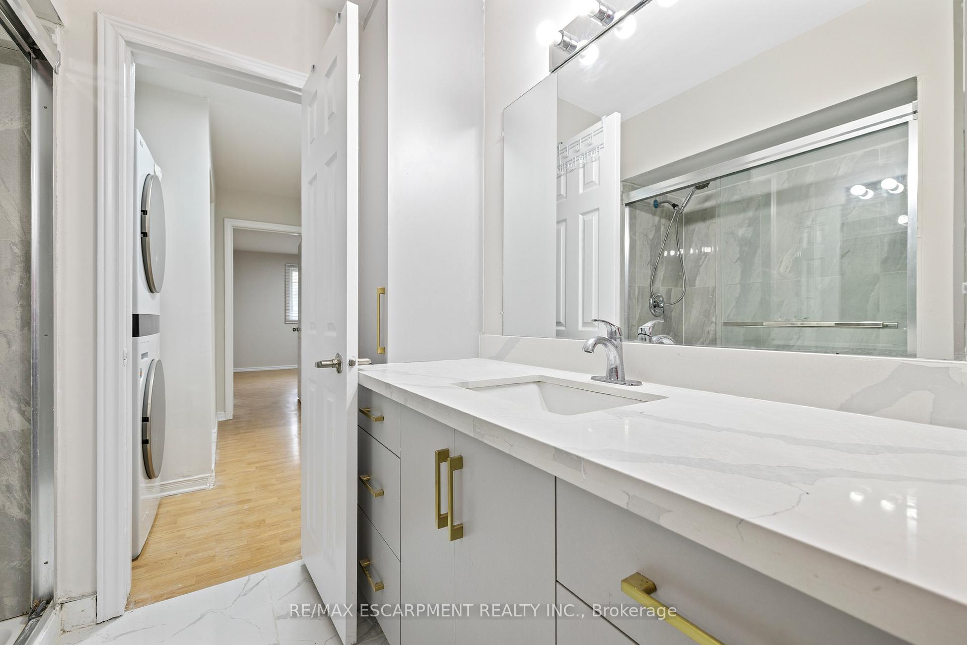 Photo 14 of 19 Winthrop Place, Hamilton, Stoney Creek — HOMEH